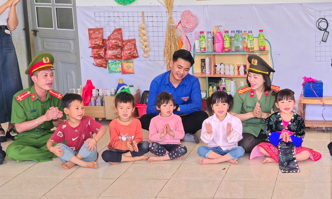 Đoàn công tác cũng thăm, tặng quà cho học sinh vùng cao ở hai tỉnh Điện Biên và Lai Châu.