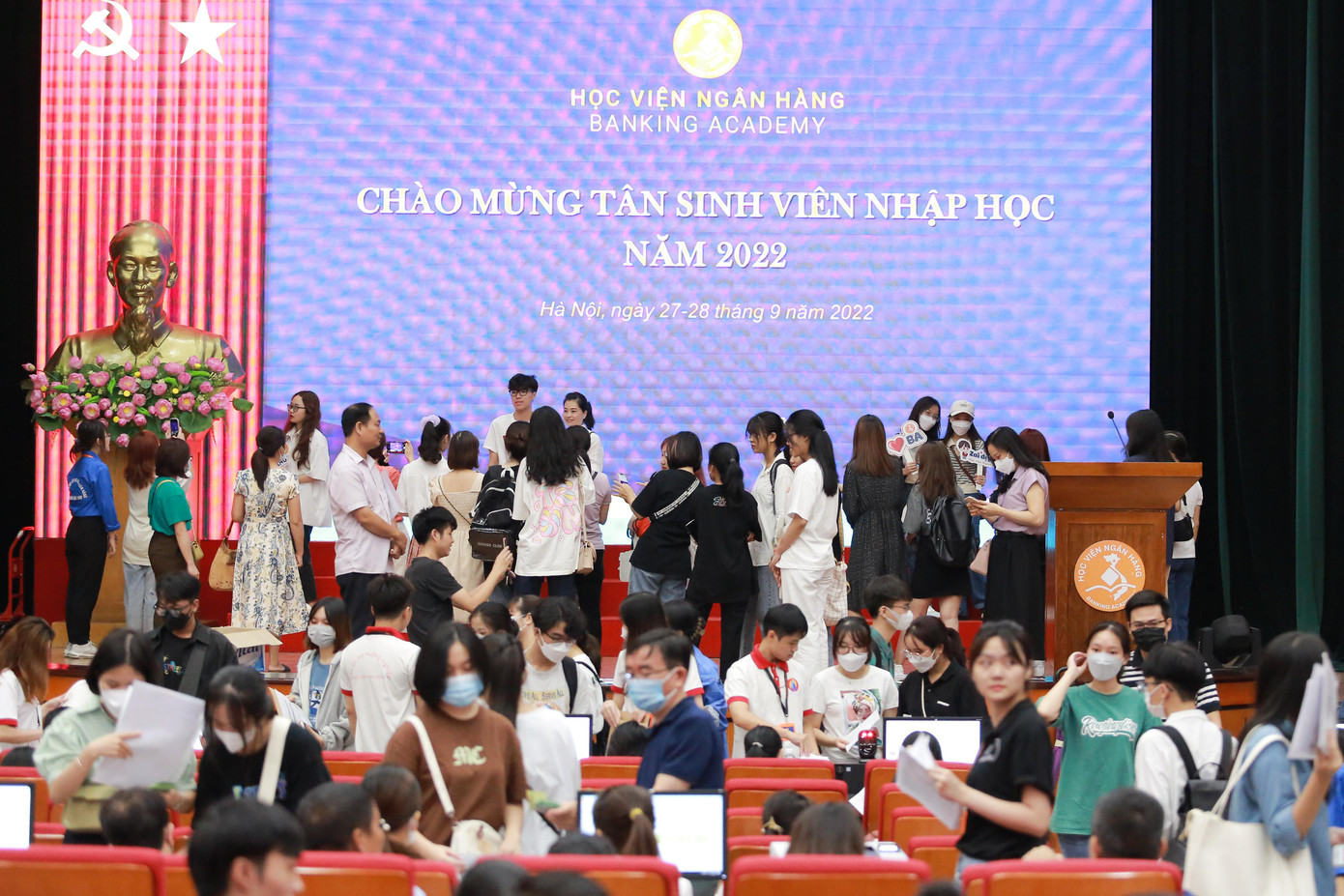 Năm nay, Học viện Ngân hàng đón gần 3 nghìn tân sinh viên nhập học. Được biết, Học viện Ngân hàng có ngành lấy điểm cao nhất là Luật Kinh tế (28,05 điểm), cao hơn năm 2021 0,5 điểm; hai ngành học lấy điểm chuẩn thấp nhất là ngành Kế Toán (liên kết quốc tế) và Quản trị kinh doanh (liên kết quốc tế).