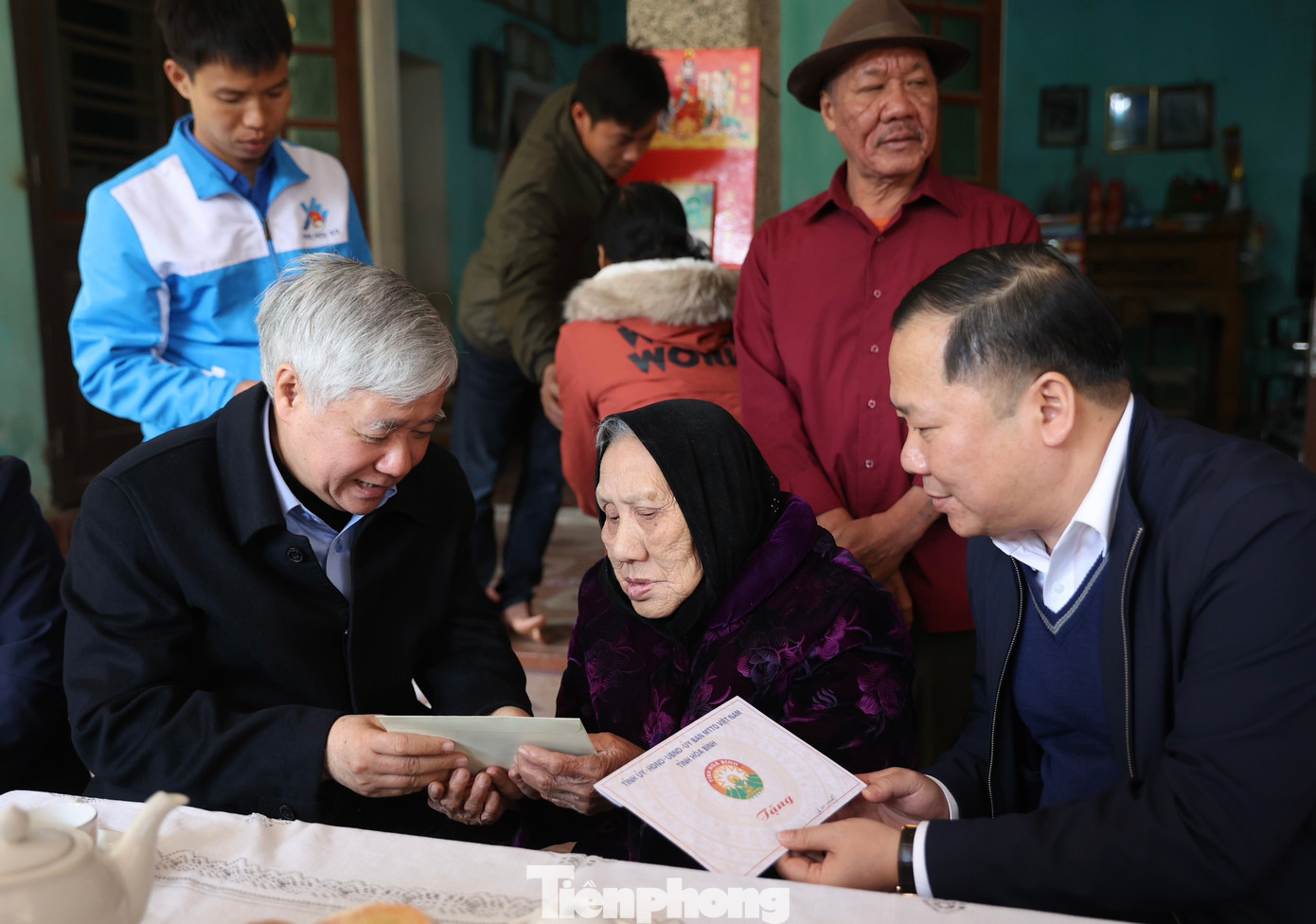 Các đại biểu thăm, tặng quà Mẹ Việt Nam anh hùng Nguyễn Thị Chố. Ảnh: Như Ý