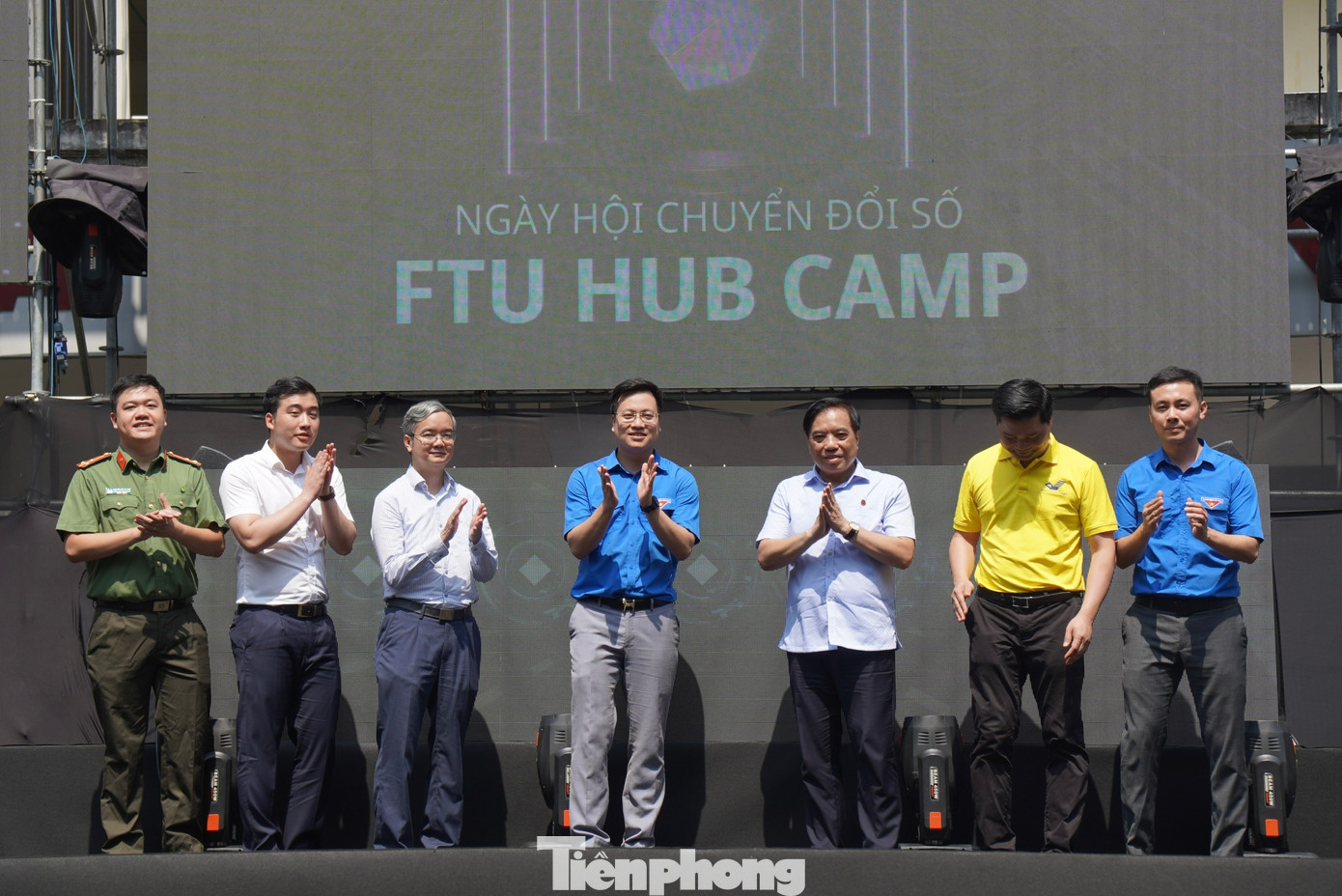 Lãnh đạo nhà trường cùng đại diện Thành đoàn Hà Nội thực hiện nghi lễ phát động ngày hội. Ảnh: Châu Linh