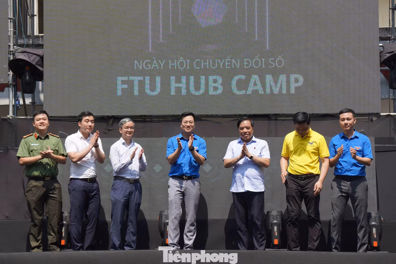 Lãnh đạo nhà trường cùng đại diện Thành đoàn Hà Nội thực hiện nghi lễ phát động ngày hội. Ảnh: Châu Linh