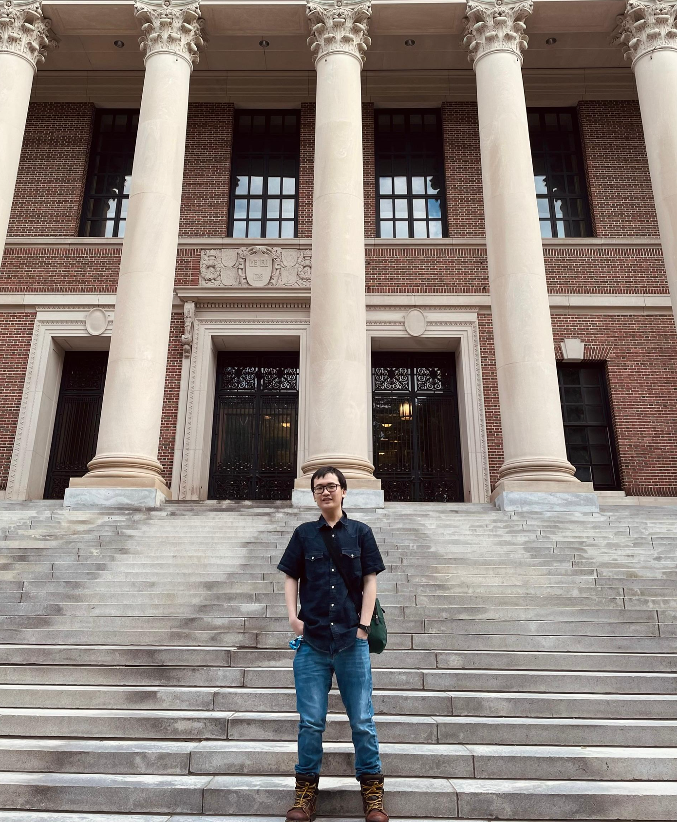 "Dịch bệnh vẫn diễn biến không ngừng nên công việc của mình không được đồng bộ nhanh, kèm theo ranh giới giữa nơi ở - nơi làm việc, thời gian giữa ở nhà - đi làm cũng không rõ ràng khiến nhiều người mau chán và sinh hoạt khó hơn. Ngoài ra, để duy trì giao tiếp xã hội, mình thường tham gia các cuộc gặp gỡ, chia sẻ với bạn học cũ và những người đồng nghiệp mới với hình thức online và offline", Anh Khoa nói. "Dịch bệnh vẫn diễn biến không ngừng nên công việc của mình không được đồng bộ nhanh, kèm theo ranh giới giữa nơi ở - nơi làm việc, thời gian giữa ở nhà - đi làm cũng không rõ ràng khiến nhiều người mau chán và sinh hoạt khó hơn. Ngoài ra, để duy trì giao tiếp xã hội, mình thường tham gia các cuộc gặp gỡ, chia sẻ với bạn học cũ và những người đồng nghiệp mới với hình thức online và offline", Anh Khoa nói.