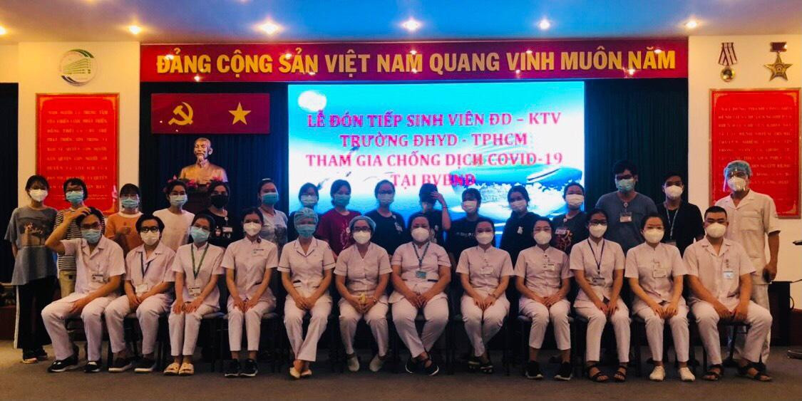 Thúy Nhàn cùng đoàn sinh viên ĐH Y dược TPHCM tham gia hỗ trợ chống dịch tại Bệnh viện Bệnh nhiệt đới.