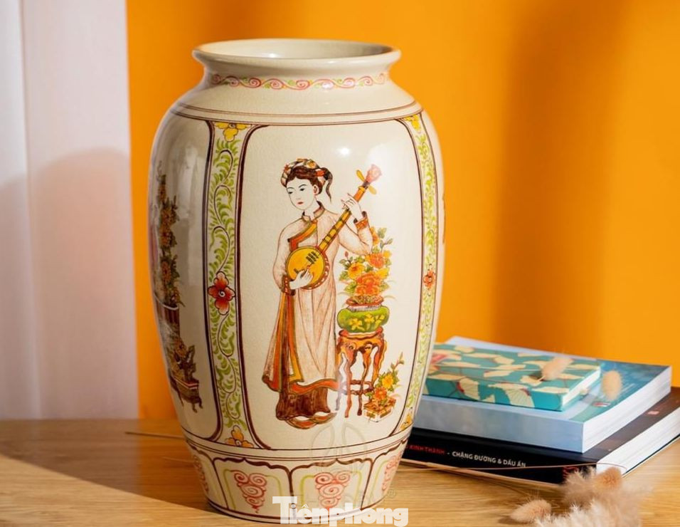 Sau nhiều năm nỗ lực, công ty đã phục dựng được hàng trăm mẫu gốm cổ, đồng thời nghiên cứu và đưa vào sản xuất nhiều dòng sản phẩm mới. Thành công đó có sự đóng góp không nhỏ của những nghệ nhân trẻ. Ảnh: Châu Linh. Sau nhiều năm nỗ lực, công ty đã phục dựng được hàng trăm mẫu gốm cổ, đồng thời nghiên cứu và đưa vào sản xuất nhiều dòng sản phẩm mới. Thành công đó có sự đóng góp không nhỏ của những nghệ nhân trẻ. Ảnh: Châu Linh.