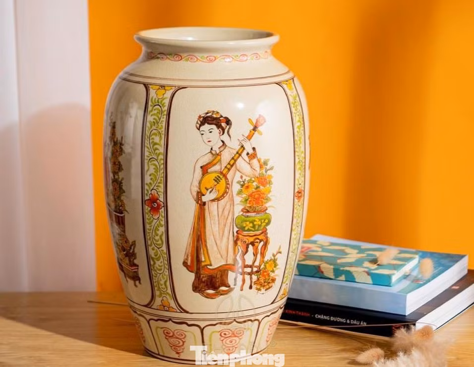 Sau nhiều năm nỗ lực, công ty đã phục dựng được hàng trăm mẫu gốm cổ, đồng thời nghiên cứu và đưa vào sản xuất nhiều dòng sản phẩm mới. Thành công đó có sự đóng góp không nhỏ của những nghệ nhân trẻ. Ảnh: Châu Linh.