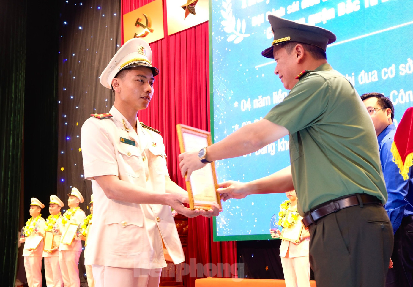 Gương mặt trẻ Công an Thủ đô tiêu biểu nhận bằng khen của lãnh đạo CA TP Hà Nội. Ảnh: Châu Linh. Gương mặt trẻ Công an Thủ đô tiêu biểu nhận bằng khen của lãnh đạo CA TP Hà Nội. Ảnh: Châu Linh.