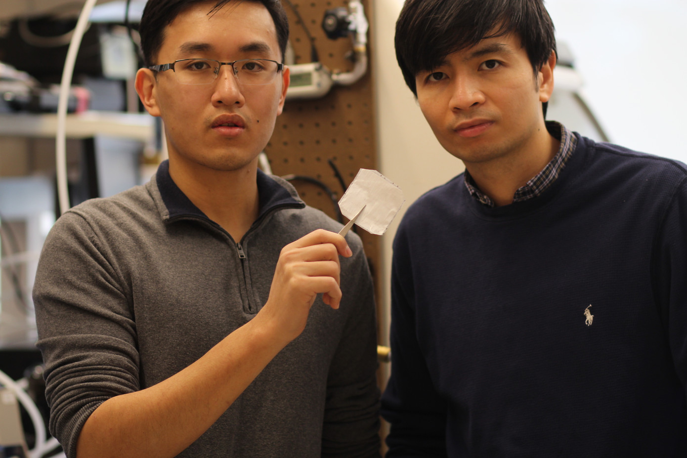 PGS.TS Nguyễn Đức Thành (công tác tại Khoa Kỹ thuật Y sinh, Đại học Connecticut, Hoa Kỳ; bên phải ảnh) là người trực tiếp hướng dẫn nghiên cứu sinh Vĩnh Thịnh.