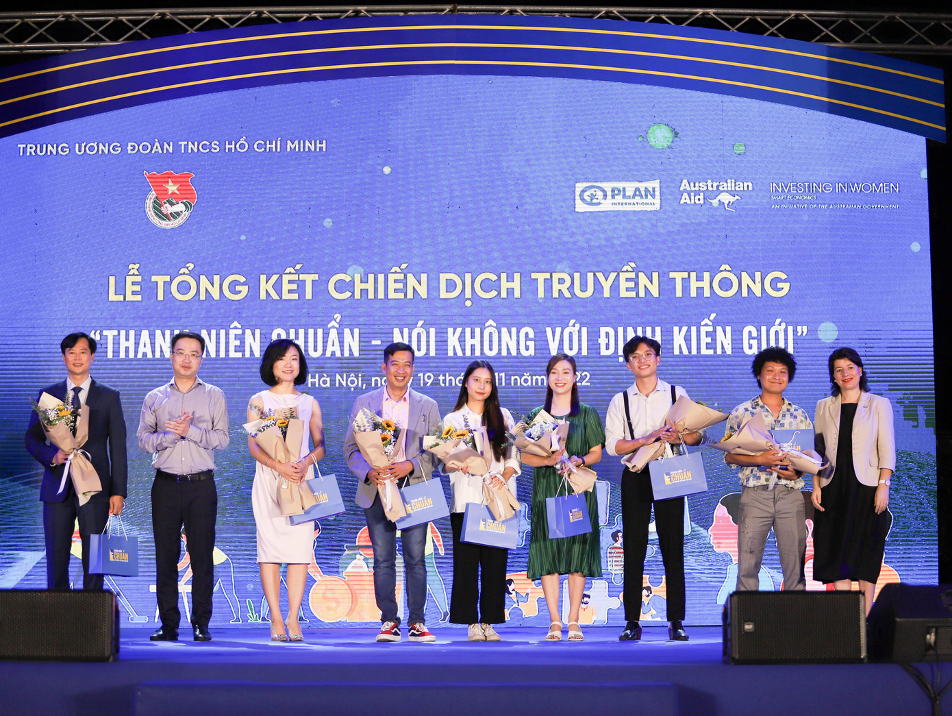 Tặng hoa và quà cho các diễn giả tham gia chương trình.