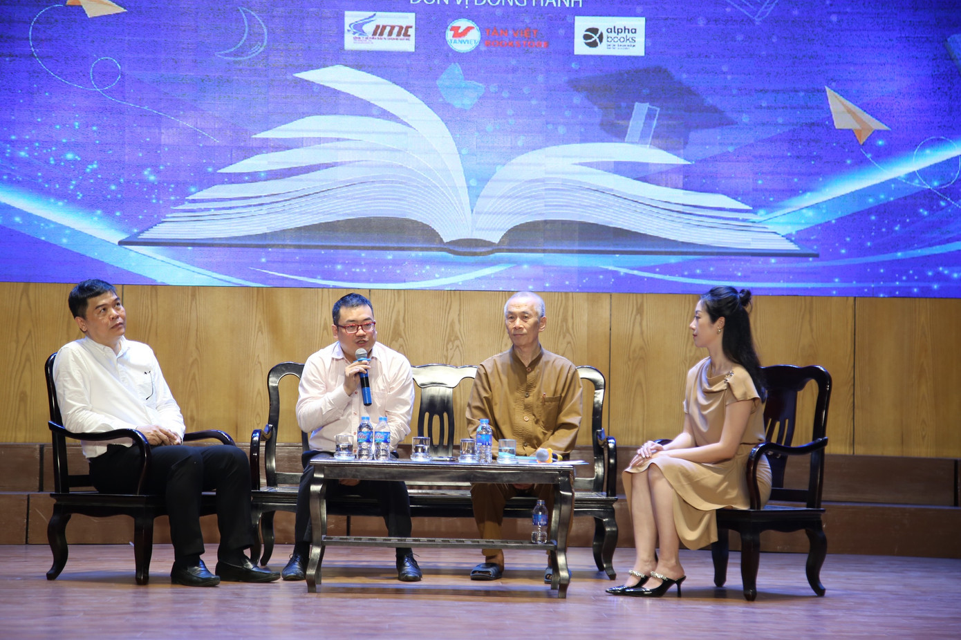 Các diễn giả chia sẻ tại chương trình. Các diễn giả chia sẻ tại chương trình.