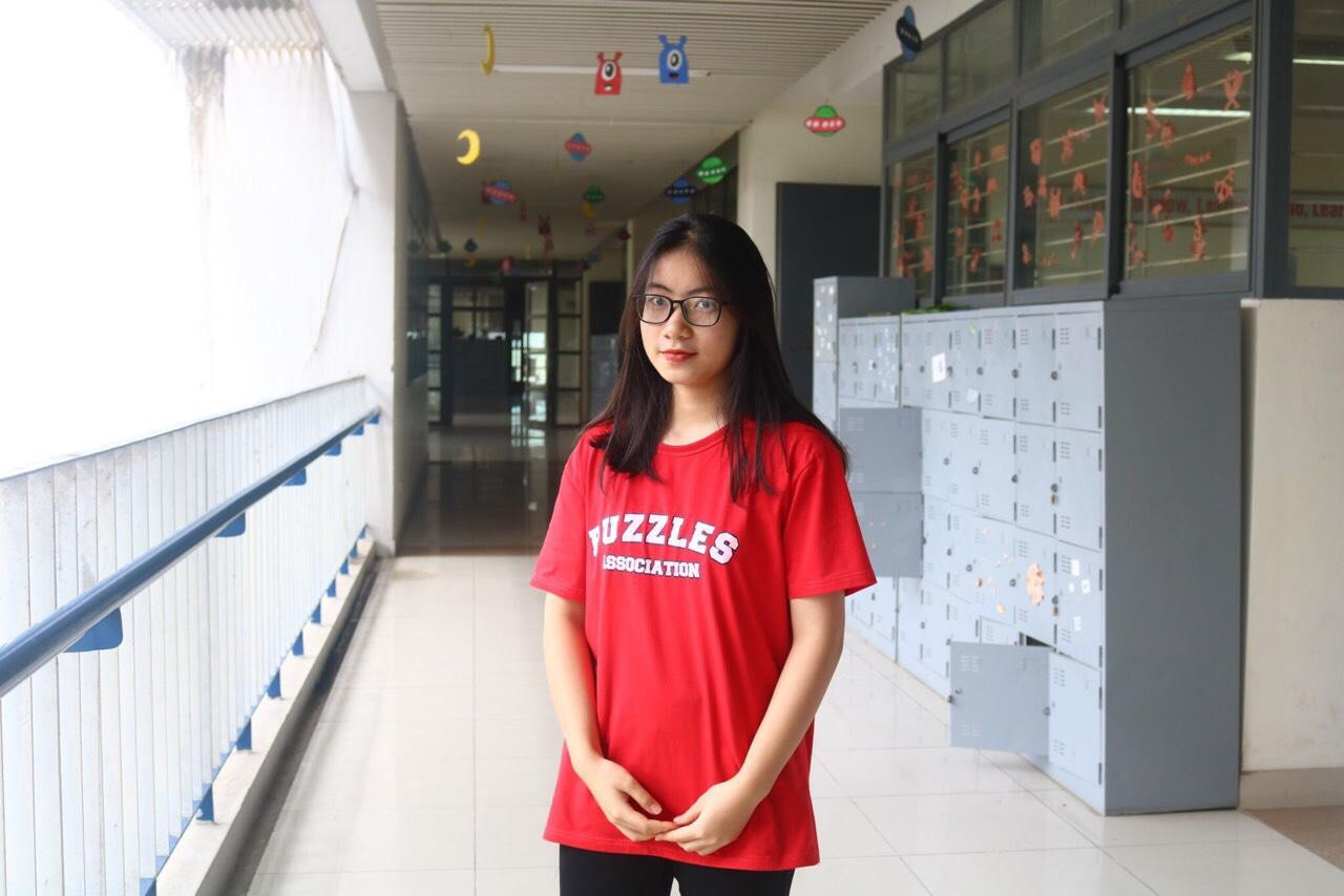 Hà Chi tích cực tham gia nhiều hoạt động ngoại khóa như: Diễn giả 1v1 Unboxing Day 2020; leader group diễn giả Địa lý MASKA 2020 và Unboxing Day 2021; trưởng ban Diễn giả MASKA 2021 dự án High School Help Kit; trưởng BTC dự án Bon Appetit; trưởng ban Tài chính - Đối ngoại dự án Hear Me; phó ban Nhân sự CLB Puzzles Ams.