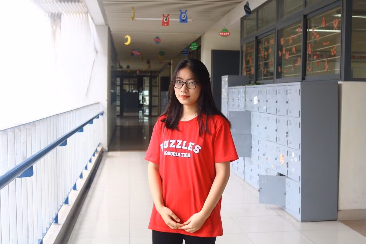 Hà Chi tích cực tham gia nhiều hoạt động ngoại khóa như: Diễn giả 1v1 Unboxing Day 2020; leader group diễn giả Địa lý MASKA 2020 và Unboxing Day 2021; trưởng ban Diễn giả MASKA 2021 dự án High School Help Kit; trưởng BTC dự án Bon Appetit; trưởng ban Tài chính - Đối ngoại dự án Hear Me; phó ban Nhân sự CLB Puzzles Ams.