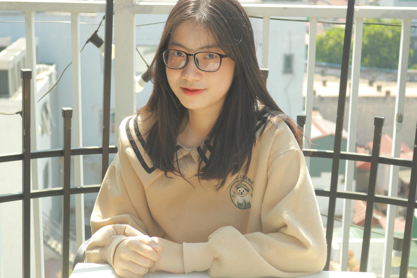 Có cơ hội được cọ xát nhiều qua các cuộc thi HSG cấp trường, cấp quận, cấp thành phố từ khoảng thời gian học cấp 2, và các cuộc thi tranh biện (debate) nên Chi dần trở nên bình tĩnh và tự tin hơn trước khi bước vào các cuộc thi quan trọng.