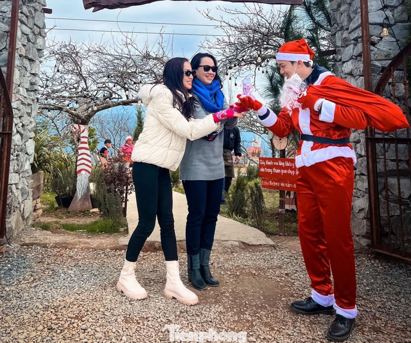 Ông già Noel ghé thăm và tặng quà các bạn trẻ tại một quán cà phê trên đỉnh Tà Xùa (tỉnh Sơn La). - Ảnh: Châu Linh