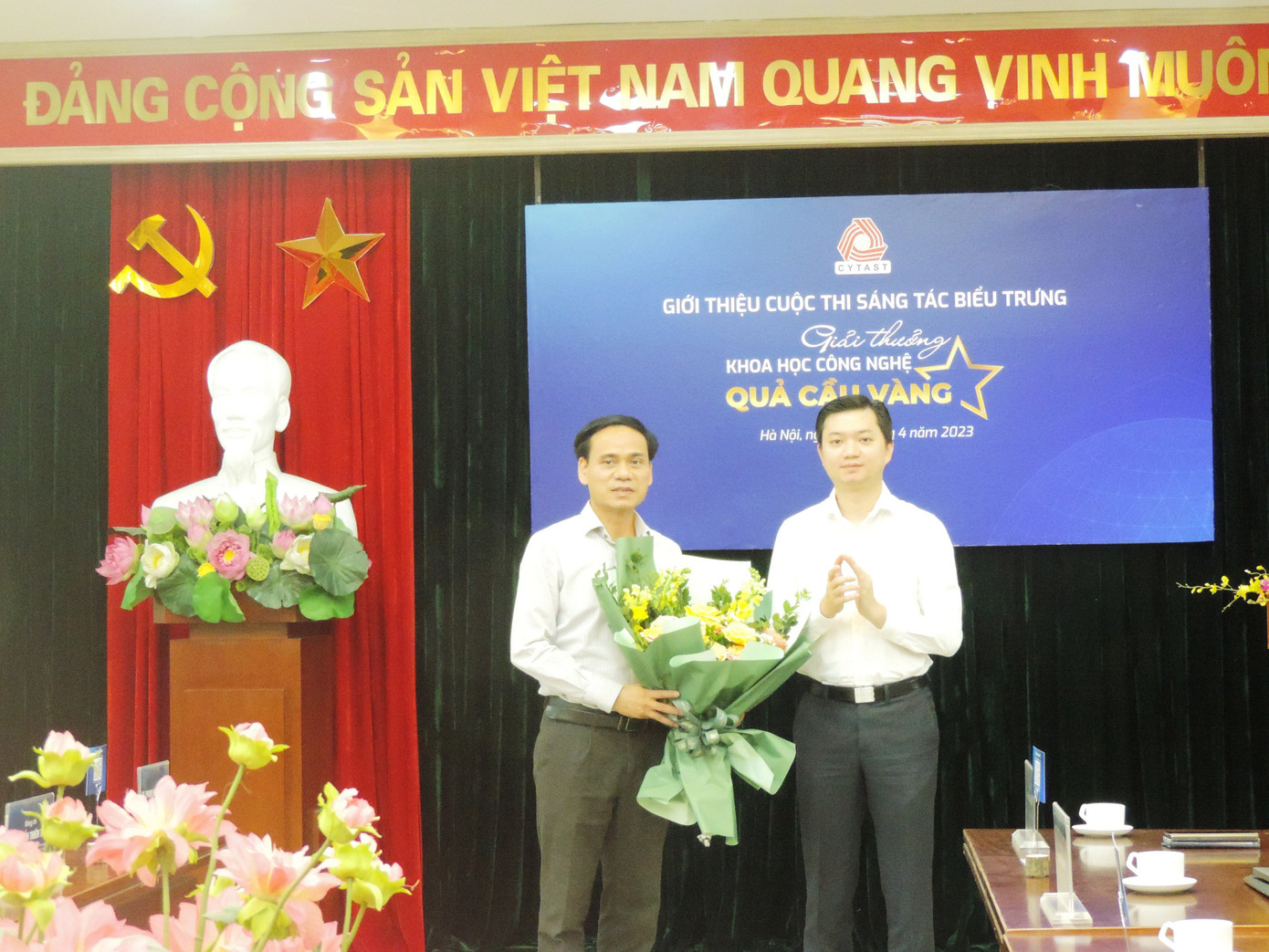 Anh Nguyễn Minh Triết, Bí thư T.Ư Đoàn, Chủ tịch T.Ư Hội SVVN tặng hoa cho trường ĐH Mỹ thuật công nghiệp.