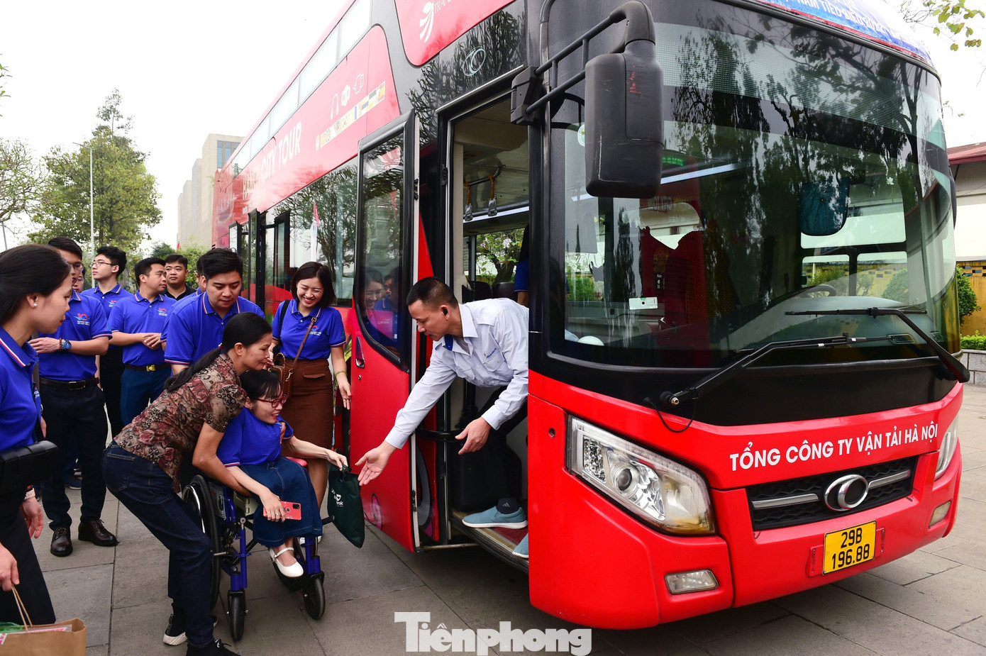 Gương mặt trẻ triển vọng Nguyễn Thị Ngọc Tâm luôn nhận được sự hỗ trợ của các bạn trong quá trình di chuyển.