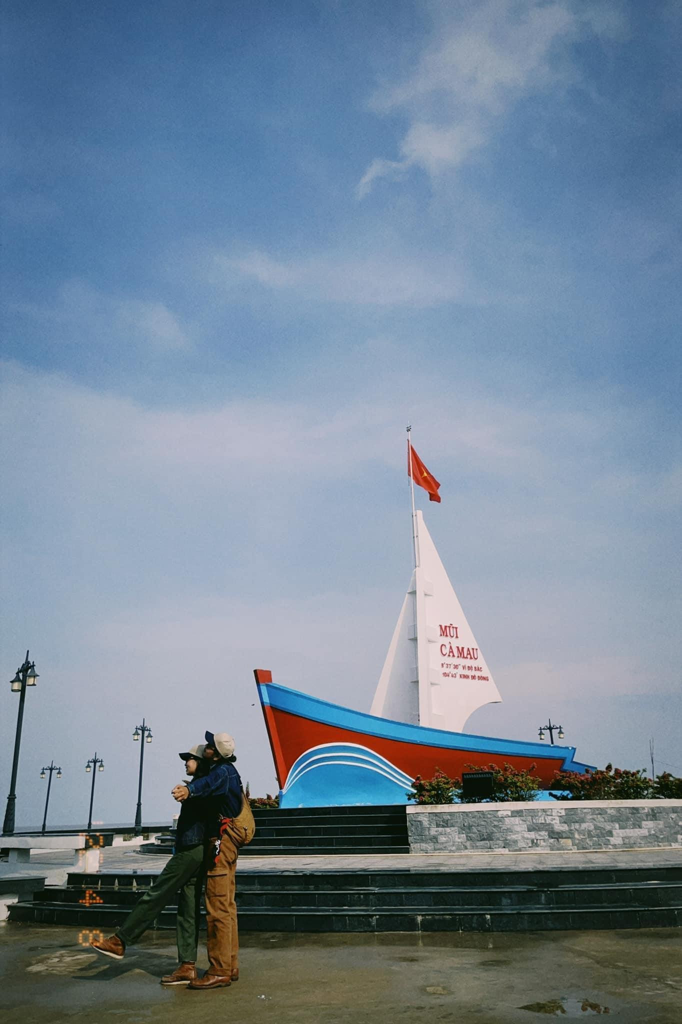 Về việc chọn chỗ ăn uống, đôi bạn dựa vào "anh google" hay đến đâu có người quen thì sẽ hỏi những quán ăn mà người bản địa hay ăn. "Nói chung, chúng mình do dễ nuôi và tâm lý muốn được trải nghiệm nên đến đâu mình cũng thử ăn những món mới ví dụ như: mắt cá ngừ và thịt chuột", Minh cười cho biết.