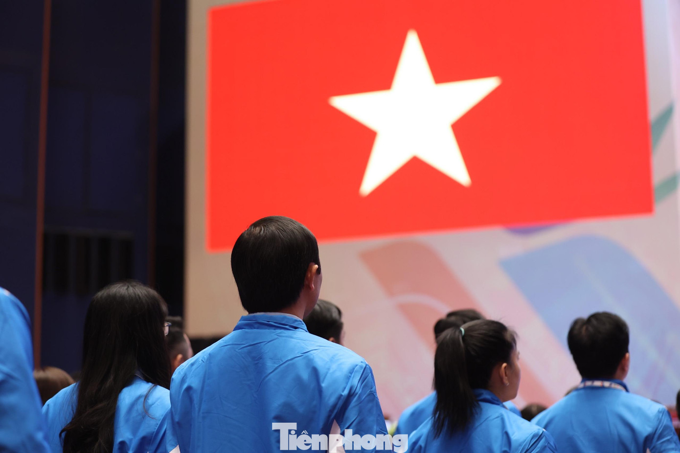 Các đại biểu thực hiện nghi thức chào cờ. Ảnh: Như Ý