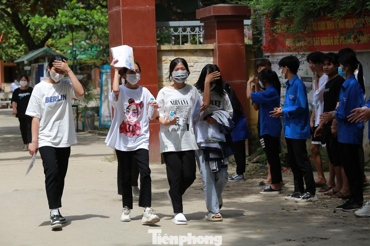 Khoảng 10h, gần 107.000 thí sinh đã hoàn thành bài thi môn Ngữ văn vào lớp 10 THPT công lập trong thời gian 120 phút, dưới hình thức tự luận. Đề thi năm nay được đánh giá tương đối dễ, nhiều thí sinh nói không quá khó để đạt 7-8 điểm. Khoảng 10h, gần 107.000 thí sinh đã hoàn thành bài thi môn Ngữ văn vào lớp 10 THPT công lập trong thời gian 120 phút, dưới hình thức tự luận. Đề thi năm nay được đánh giá tương đối dễ, nhiều thí sinh nói không quá khó để đạt 7-8 điểm.