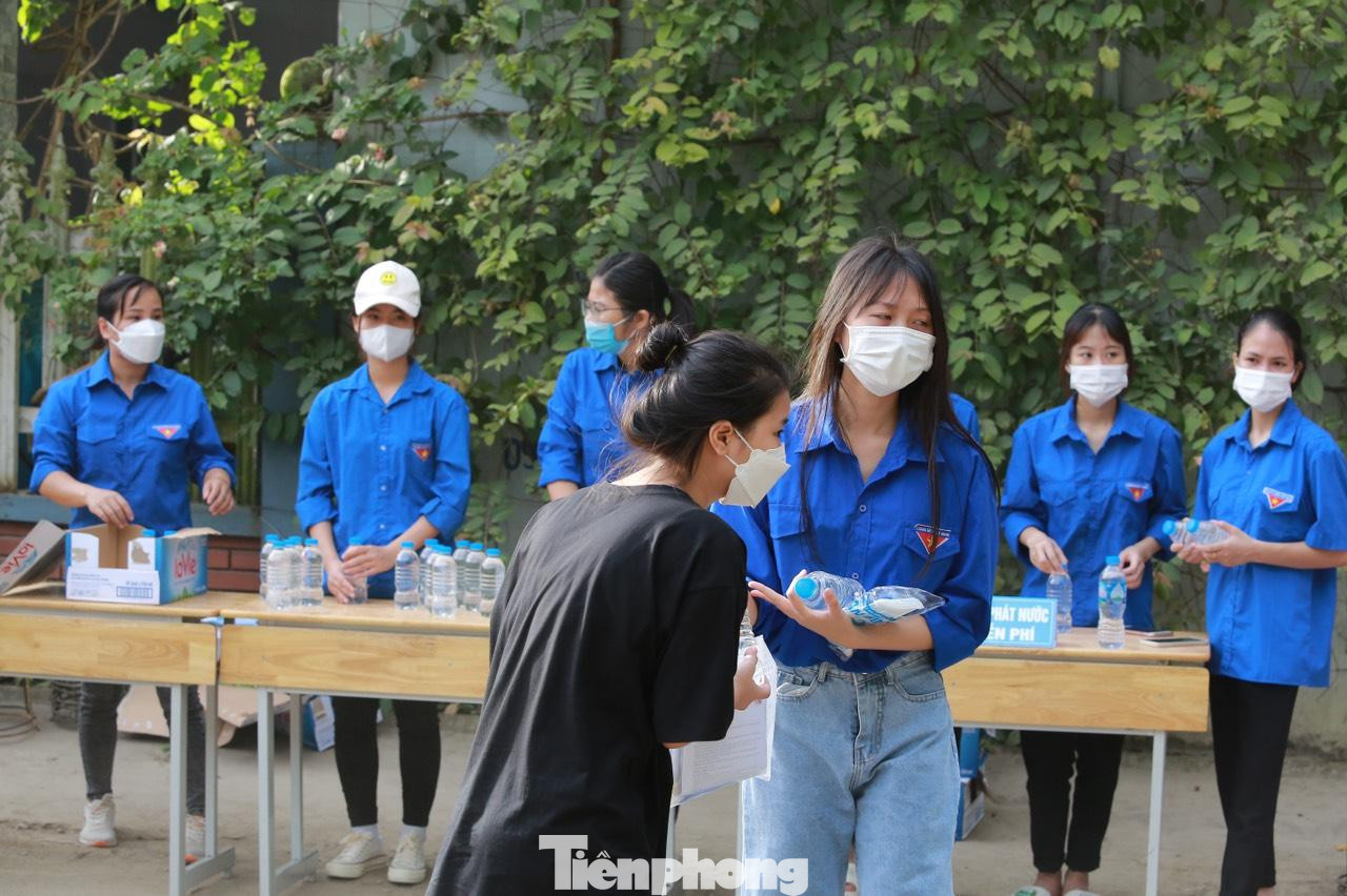 Ngoài ra, đội ngũ thanh niên còn thực hiện những phần việc khác nhau như: Đo nhiệt độ; hướng dẫn đường lên phòng thi; hướng dẫn, phân luồng giao thông các tuyến đường, nút giao thông tại điểm thi và khu vực xung quanh điểm thi. Ngoài ra, đội ngũ thanh niên còn thực hiện những phần việc khác nhau như: Đo nhiệt độ; hướng dẫn đường lên phòng thi; hướng dẫn, phân luồng giao thông các tuyến đường, nút giao thông tại điểm thi và khu vực xung quanh điểm thi.