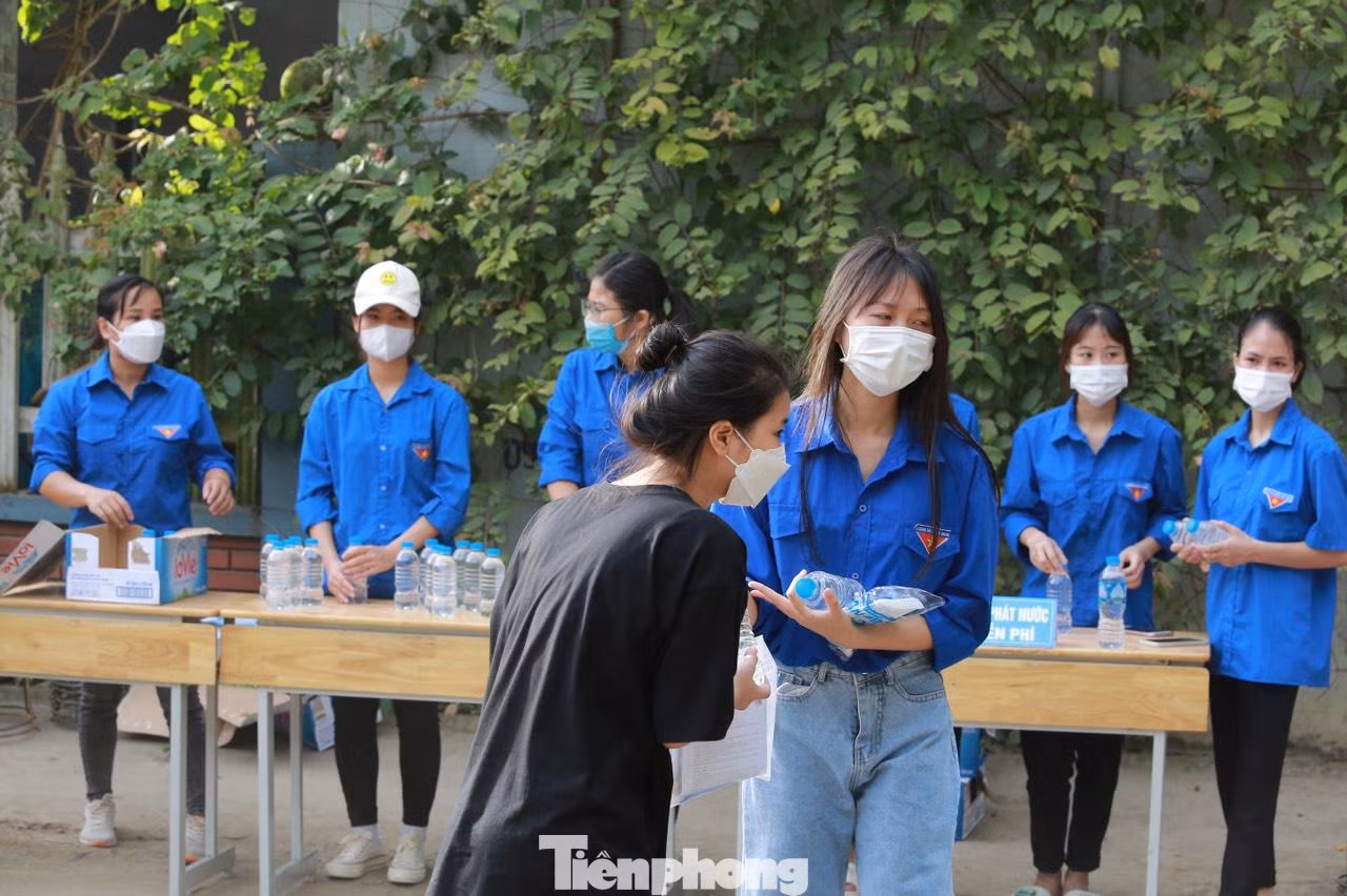 Ngoài ra, đội ngũ thanh niên còn thực hiện những phần việc khác nhau như: Đo nhiệt độ; hướng dẫn đường lên phòng thi; hướng dẫn, phân luồng giao thông các tuyến đường, nút giao thông tại điểm thi và khu vực xung quanh điểm thi.