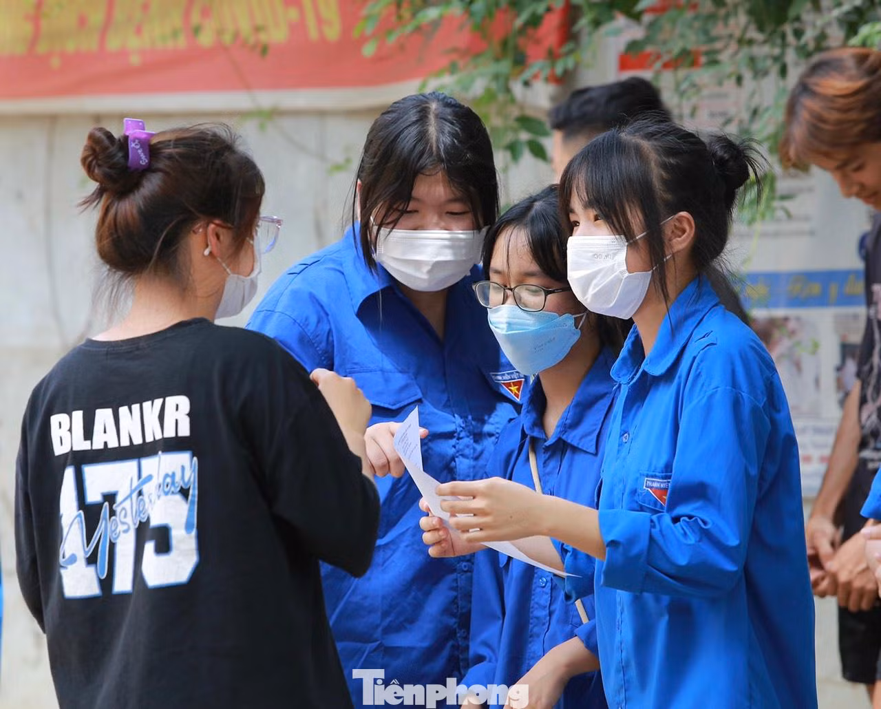 Nhóm tình nguyện viên (TNV) hỏi han, động viên sĩ tử sau khi kết thúc môn thi đầu tiên.