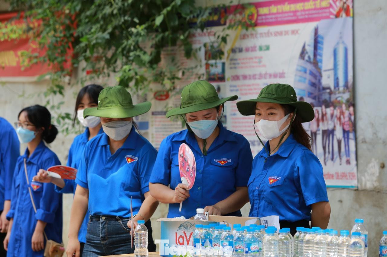 Bạn Minh Huyền (TNV tại điểm thi trường THPT Ba Vì, Hà Nội) cho biết: "Em cảm thấy khá hào hứng khi được đăng ký tham gia tiếp sức mùa thi năm nay. Đây không chỉ là một hoạt động mang tính cổ vũ, động viên các em học sinh khóa dưới mà còn giúp em hòa nhập, giao lưu được thêm với nhiều anh chị TNV khác". Bạn Minh Huyền (TNV tại điểm thi trường THPT Ba Vì, Hà Nội) cho biết: "Em cảm thấy khá hào hứng khi được đăng ký tham gia tiếp sức mùa thi năm nay. Đây không chỉ là một hoạt động mang tính cổ vũ, động viên các em học sinh khóa dưới mà còn giúp em hòa nhập, giao lưu được thêm với nhiều anh chị TNV khác".