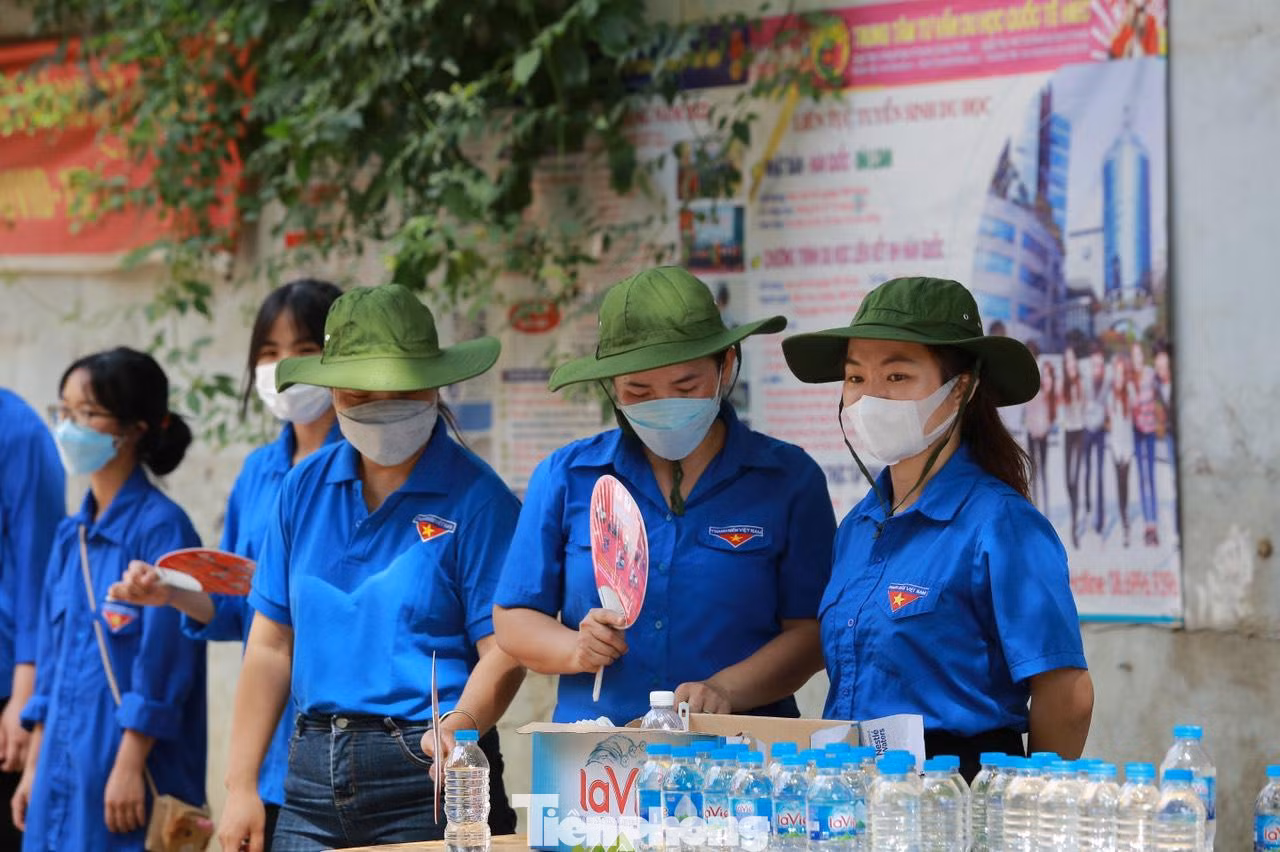 Bạn Minh Huyền (TNV tại điểm thi trường THPT Ba Vì, Hà Nội) cho biết: "Em cảm thấy khá hào hứng khi được đăng ký tham gia tiếp sức mùa thi năm nay. Đây không chỉ là một hoạt động mang tính cổ vũ, động viên các em học sinh khóa dưới mà còn giúp em hòa nhập, giao lưu được thêm với nhiều anh chị TNV khác".