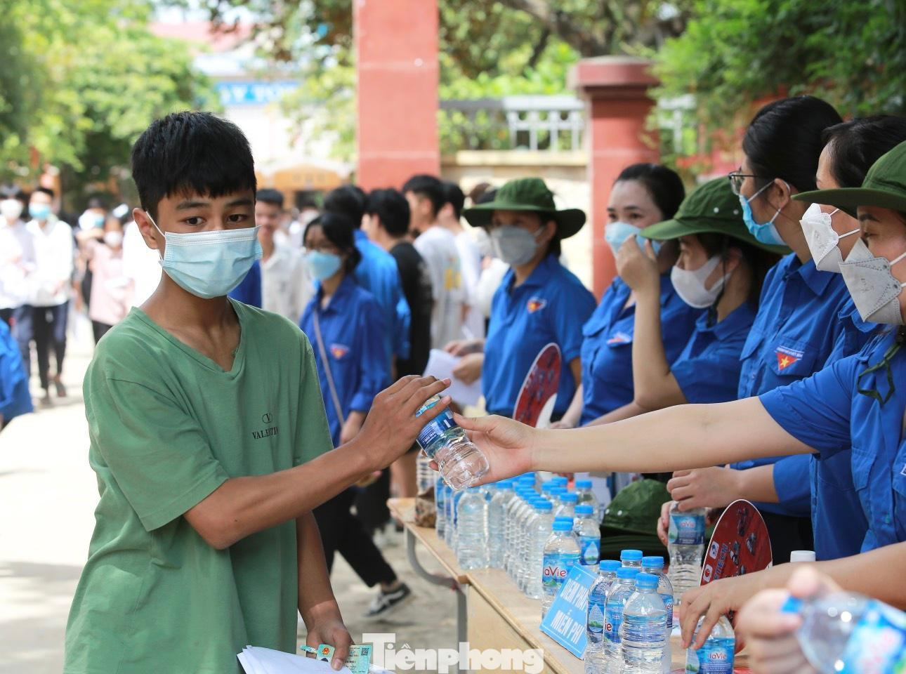 Tình nguyện viên phát nước miễn phí, tặng quạt cầm tay, hướng dẫn thí sinh di chuyển... ngoài cổng điểm thi. Tình nguyện viên phát nước miễn phí, tặng quạt cầm tay, hướng dẫn thí sinh di chuyển... ngoài cổng điểm thi.