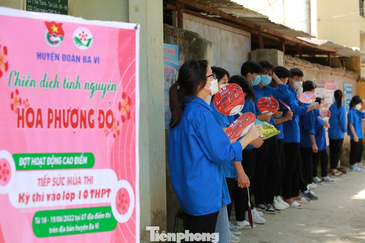 Tại các điểm thi, TNV xếp thành 2 hàng đứng 2 bên cổng trường động viên các sĩ tử sau khi kết thúc môn thi đầu tiên. Tại các điểm thi, TNV xếp thành 2 hàng đứng 2 bên cổng trường động viên các sĩ tử sau khi kết thúc môn thi đầu tiên.