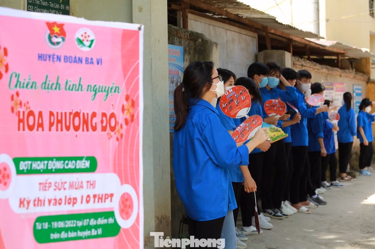 Tại các điểm thi, TNV xếp thành 2 hàng đứng 2 bên cổng trường động viên các sĩ tử sau khi kết thúc môn thi đầu tiên.