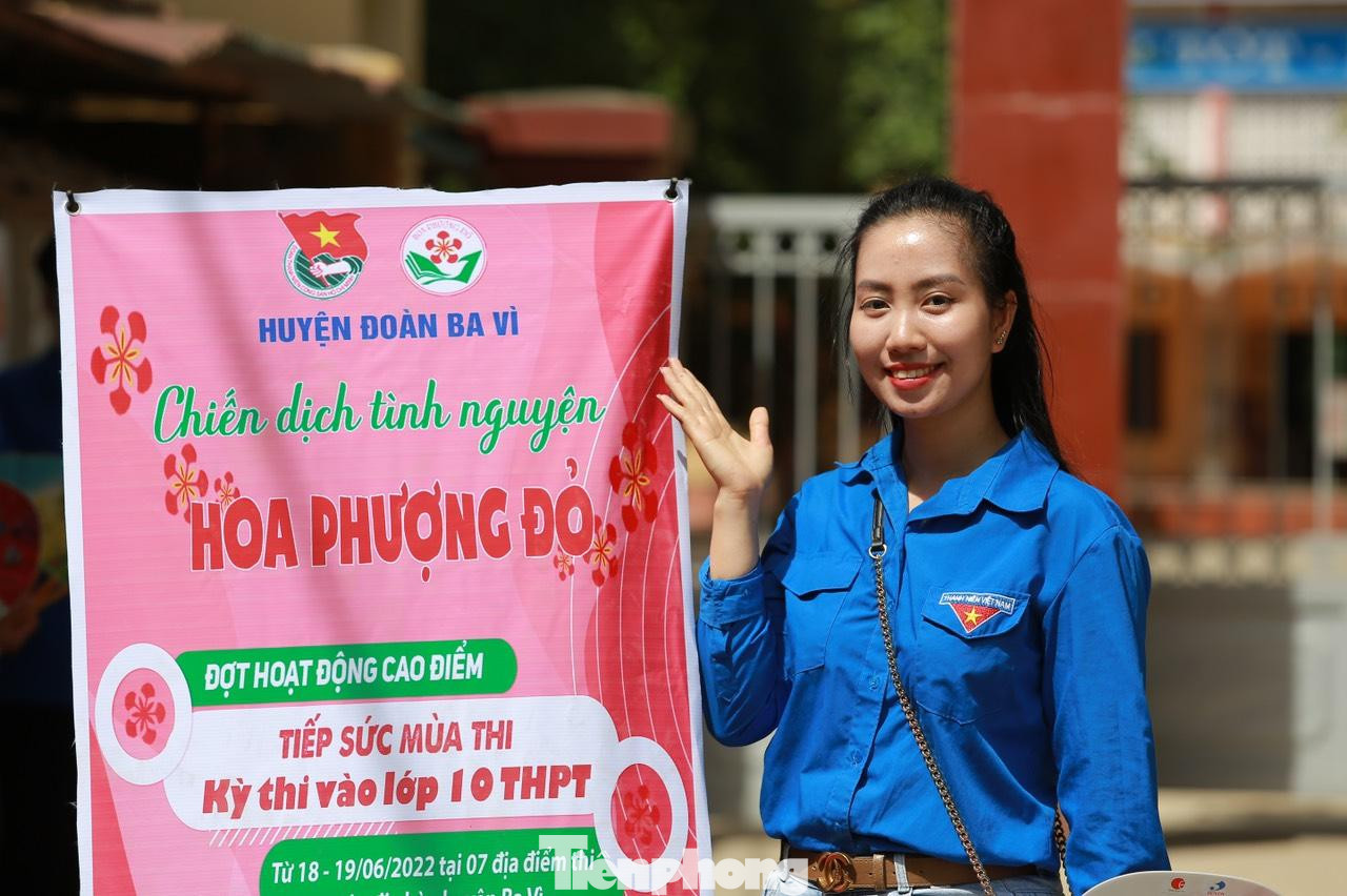 Chiến dịch tình nguyện "Hoa phượng đỏ" với hoạt động cao điểm là tiếp sức mùa thi đã thu hút đông đảo các bạn tình nguyện viên tham gia. Sáng ngày 18/6, tại các điểm thi miền núi như trường THPT Ba Vì, THPT Minh Quang... lực lượng tình nguyện chủ yếu chính là các em học sinh lớp 11, 12 tiếp sức cho các em khóa dưới. Đối với các điểm thi ở trung tâm thành phố, lực lượng tình nguyện chính là các bạn sinh viên thuộc nhiều trường đại học trên địa bàn. Chiến dịch tình nguyện "Hoa phượng đỏ" với hoạt động cao điểm là tiếp sức mùa thi đã thu hút đông đảo các bạn tình nguyện viên tham gia. Sáng ngày 18/6, tại các điểm thi miền núi như trường THPT Ba Vì, THPT Minh Quang... lực lượng tình nguyện chủ yếu chính là các em học sinh lớp 11, 12 tiếp sức cho các em khóa dưới. Đối với các điểm thi ở trung tâm thành phố, lực lượng tình nguyện chính là các bạn sinh viên thuộc nhiều trường đại học trên địa bàn.