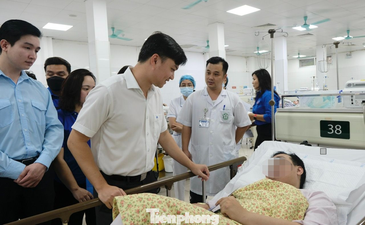 Anh Nguyễn Minh Triết động viên em Q., sinh viên trường Đại học Y Dược, ĐH Quốc gia Hà Nội. Ảnh: Châu Linh Anh Nguyễn Minh Triết động viên em Q., sinh viên trường Đại học Y Dược, ĐH Quốc gia Hà Nội. Ảnh: Châu Linh