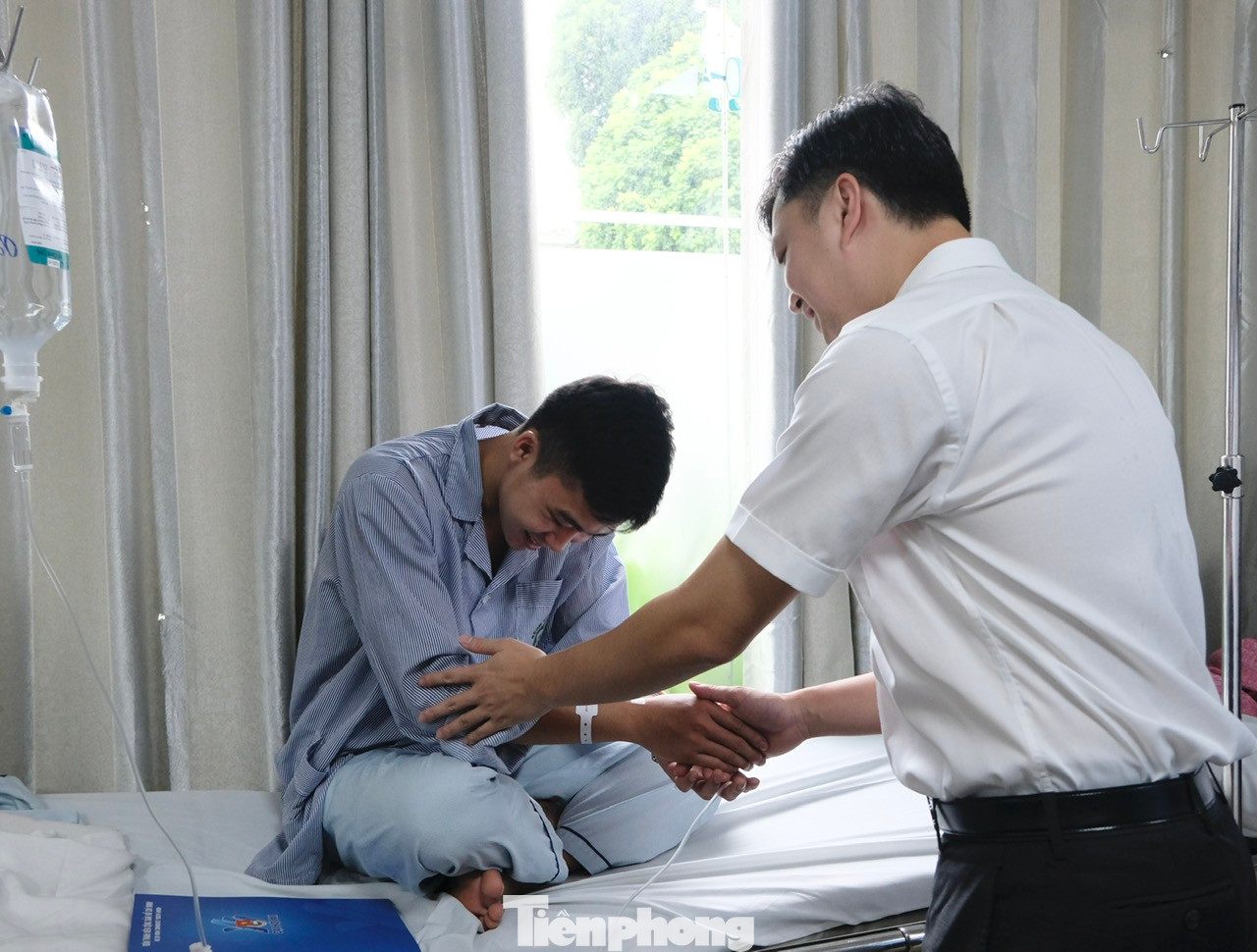 Anh Nguyễn Minh Triết động viên chiến sĩ nghĩa vụ Đội Cảnh sát phòng cháy, chữa cháy và cứu nạn cứu hộ Công an quận Thanh Xuân. Ảnh: Châu Linh Anh Nguyễn Minh Triết động viên chiến sĩ nghĩa vụ Đội Cảnh sát phòng cháy, chữa cháy và cứu nạn cứu hộ Công an quận Thanh Xuân. Ảnh: Châu Linh