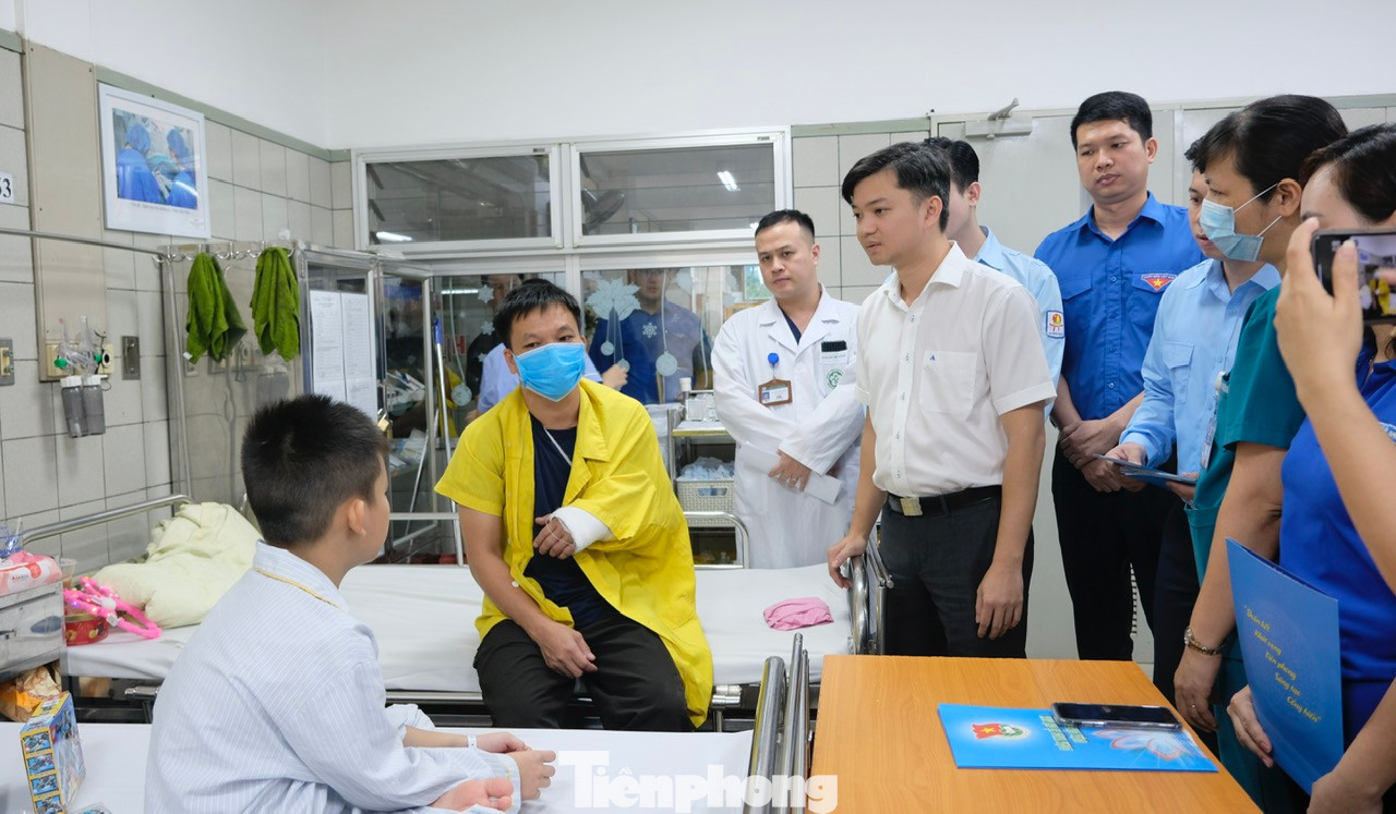 Anh Nguyễn Minh Triết thăm, động viên nạn nhân đang điều trị tại Khoa Nhi, Bệnh viện Bạch Mai. Ảnh: Châu Linh Anh Nguyễn Minh Triết thăm, động viên nạn nhân đang điều trị tại Khoa Nhi, Bệnh viện Bạch Mai. Ảnh: Châu Linh