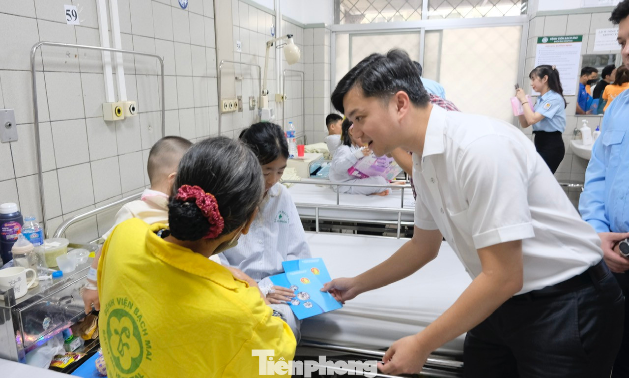 Anh Nguyễn Minh Triết thăm, động viên nạn nhân đang điều trị tại Khoa Nhi, Bệnh viện Bạch Mai. Ảnh: Châu Linh Anh Nguyễn Minh Triết thăm, động viên nạn nhân đang điều trị tại Khoa Nhi, Bệnh viện Bạch Mai. Ảnh: Châu Linh