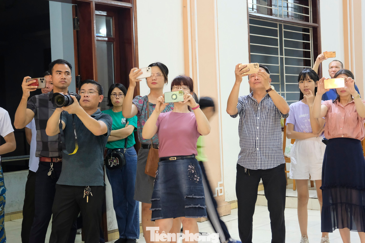 Nhiều phụ huynh chụp ảnh, quay phim khi con đang biểu diễn trên sân khấu. Ảnh: Châu Linh Nhiều phụ huynh chụp ảnh, quay phim khi con đang biểu diễn trên sân khấu. Ảnh: Châu Linh