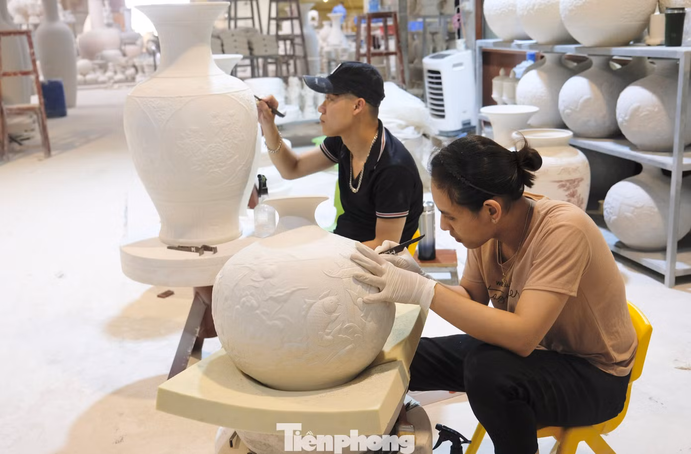 Theo chị Vũ Thị Ngàn (Tổ trưởng tổ Vẽ hoa, công ty Cổ phần gốm Chu Đậu), đa số nghệ nhân ở đây đều có truyền thống gia đình 2 đời làm nghề gốm: "Ví dụ như trường hợp của cô Trần Thị Xắn (SN 1978) đã gắn bó với công việc này hơn chục năm nay. Giờ con gái cô là Vũ Thị Phương (SN 1997) cũng vào xưởng làm được 6 năm theo mẹ. Mức thu nhập ở đây cũng ổn định nên đã tạo một phần động lực để nghệ nhân trẻ tiếp nối làm nghề". Ảnh: Châu Linh