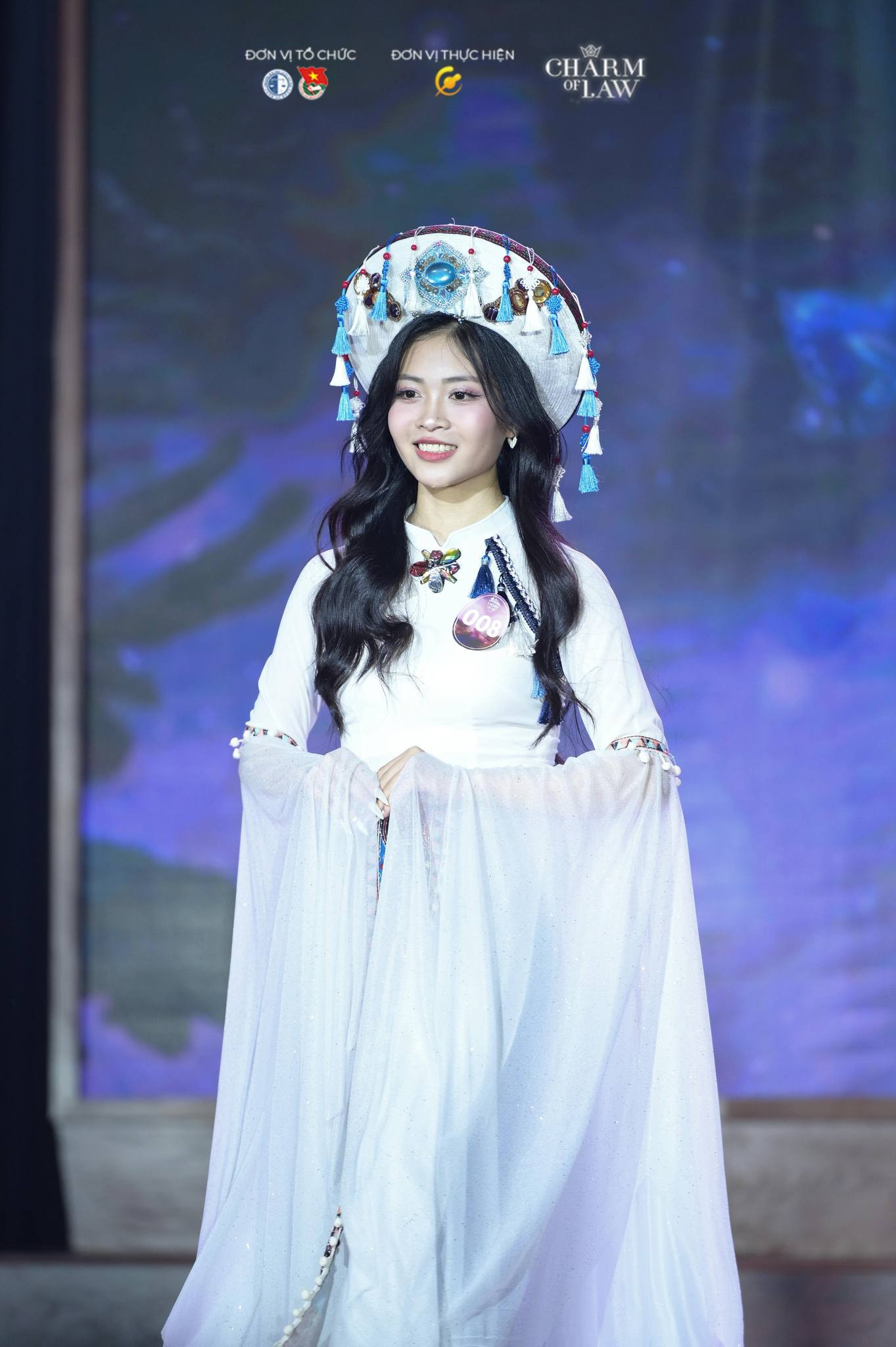 Các thí sinh trình diễn trang phục áo dài. Ảnh: HLU Các thí sinh trình diễn trang phục áo dài. Ảnh: HLU