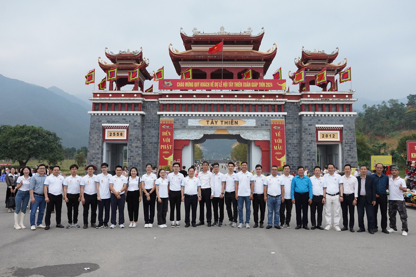 Đoàn đại biểu chụp ảnh lưu niệm tại danh thắng Tây Thiên.