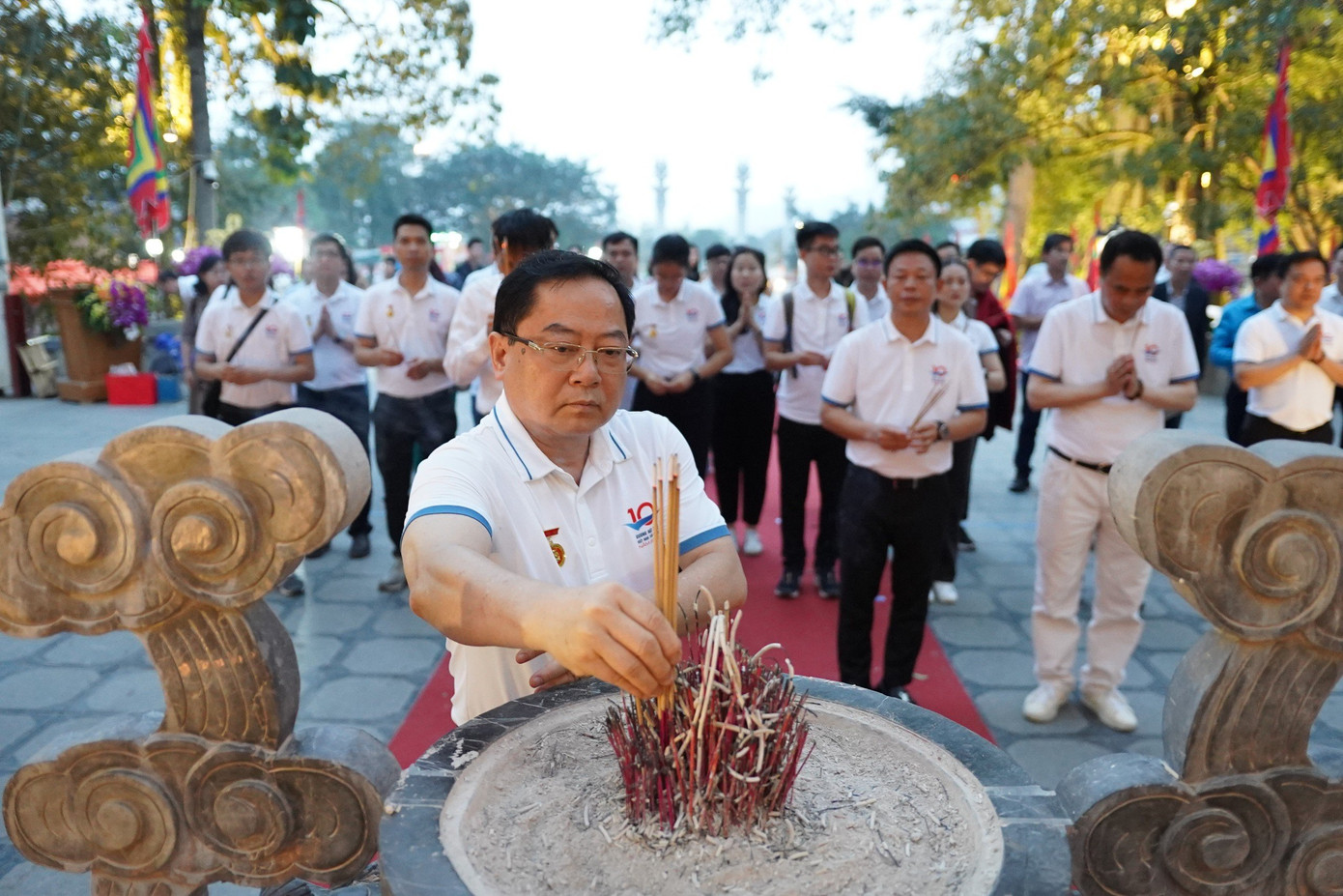 Đoàn đại biểu dâng hương tại danh thắng Tây Thiên.