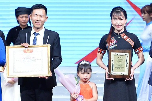 Cặp đôi cán bộ Đoàn đến từ Bắc Giang vinh dự là một trong 21 gia đình được tuyên dương, nhận danh hiệu “Gia đình trẻ Việt Nam tiêu biểu” 2022.