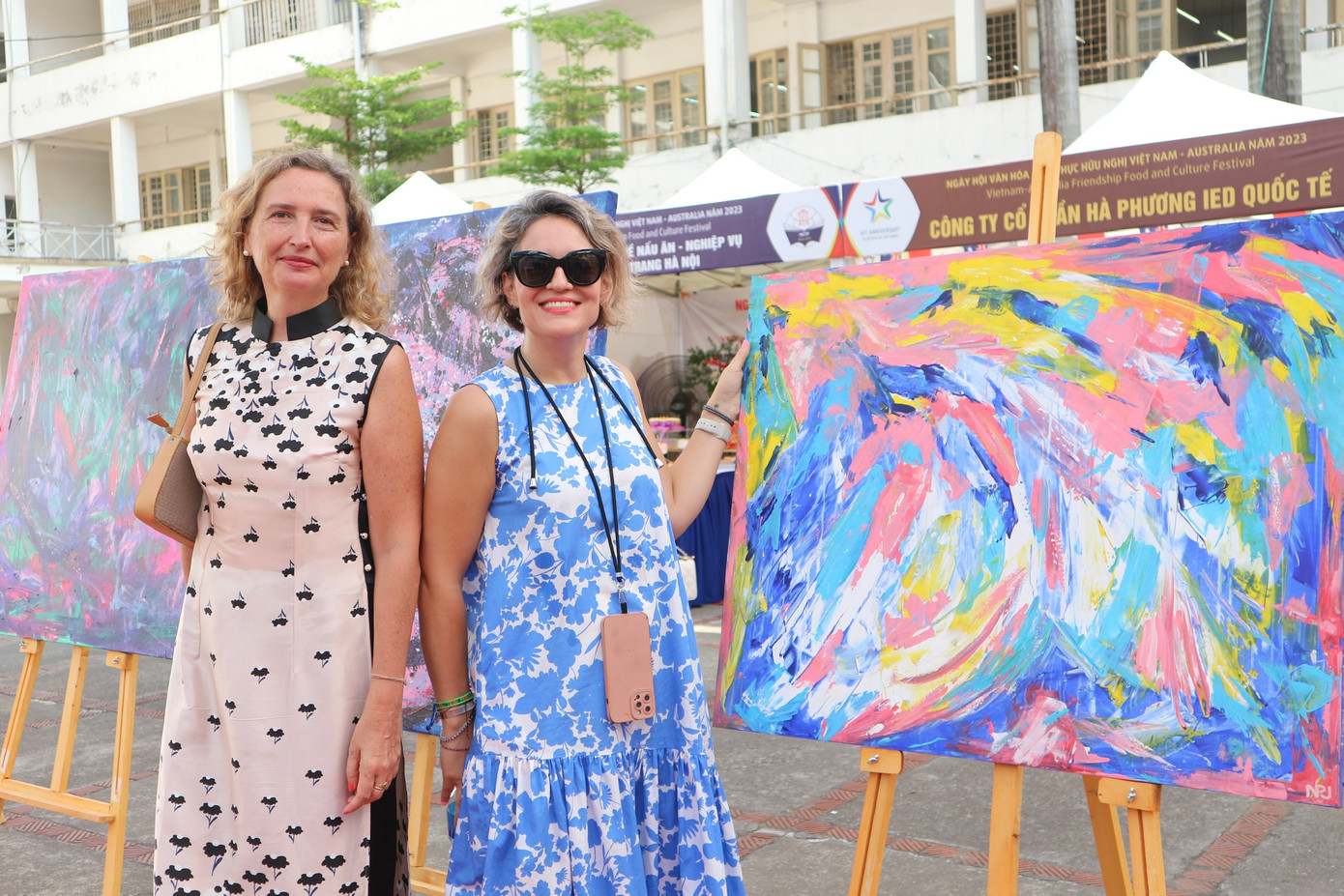 Các tác phẩm nghệ thuật của họa sĩ Nguyễn Thu Thủy gây chú ý tại ngày hội.