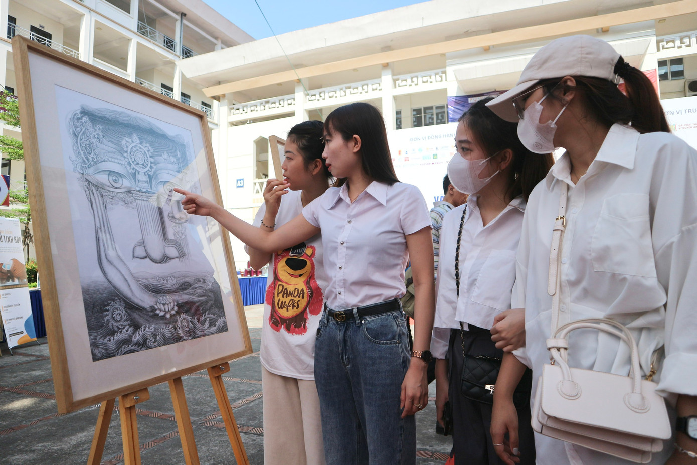 Bạn trẻ xem triển lãm tranh của họa sĩ Nguyễn Thu Thủy, tác giả công trình “Con đường gốm sứ" của Hà Nội.