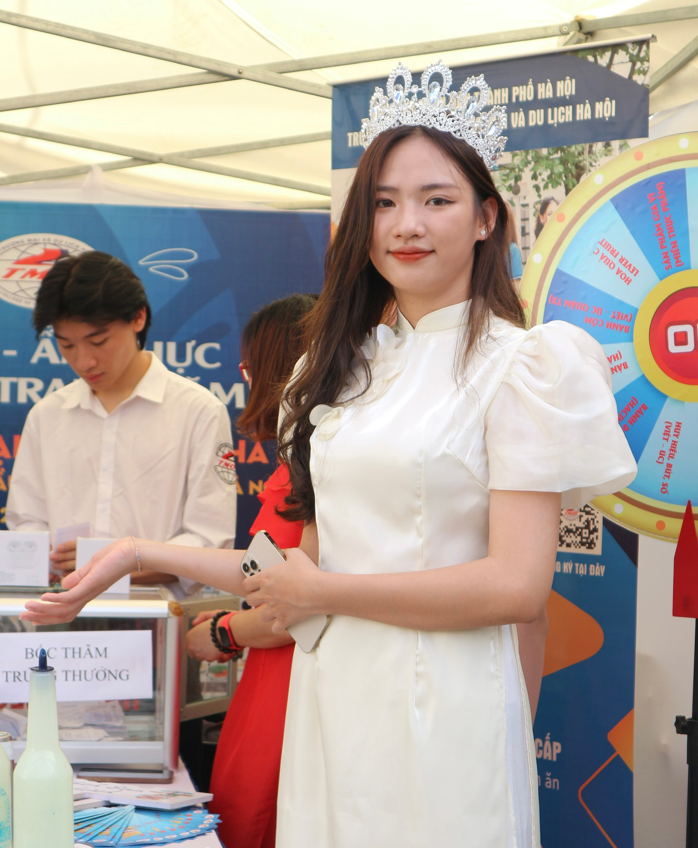 Tân Hoa khôi của trường Cao đẳng Thương mại và Du lịch xuất hiện tại ngày hội.