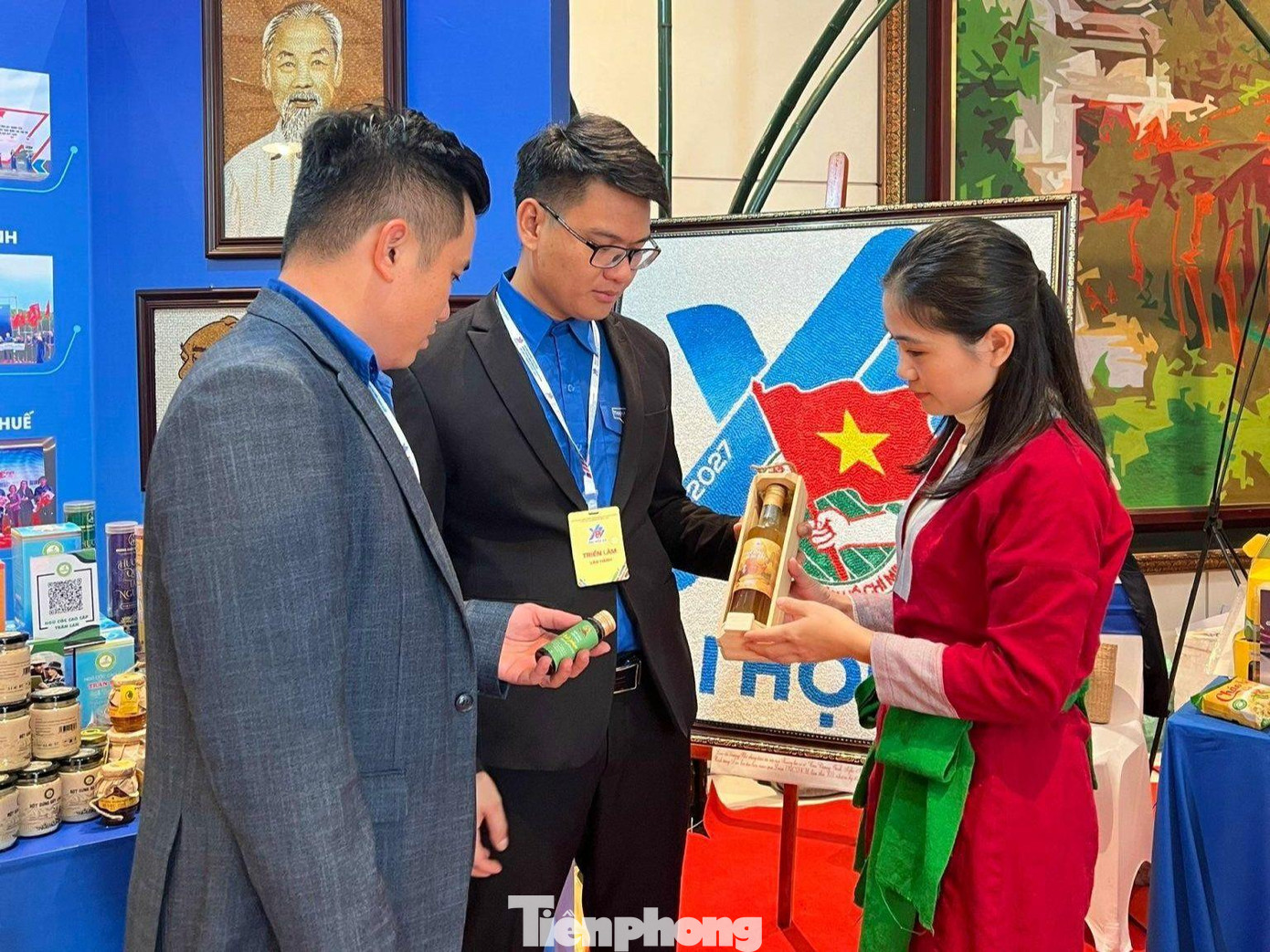 Chị Nguyễn Lê Ngọc Linh ( SN 1990, ở Thanh Hóa) giới thiệu tới đại biểu mật ong lên men - sản phẩm khởi nghiệp từ mô hình vườn rừng bản Thổ. "Mô hình vườn rừng bản Thổ đã truyền cảm hứng tới thanh niên và đưa ra góc nhìn mới: khởi nghiệp gắn liền bảo vệ môi trường, bảo vệ hệ sinh thái. Đây cũng là cơ hội để mình tạo ra sinh kế cho nhiều người, nâng cao vị thế xã hội cho phụ nữ vùng núi, thúc đẩy tinh thần khởi nghiệp trong thanh niên", Linh nhìn lại sau hành trình khởi nghiệp đầy gian nan của mình. Ảnh: Châu Linh