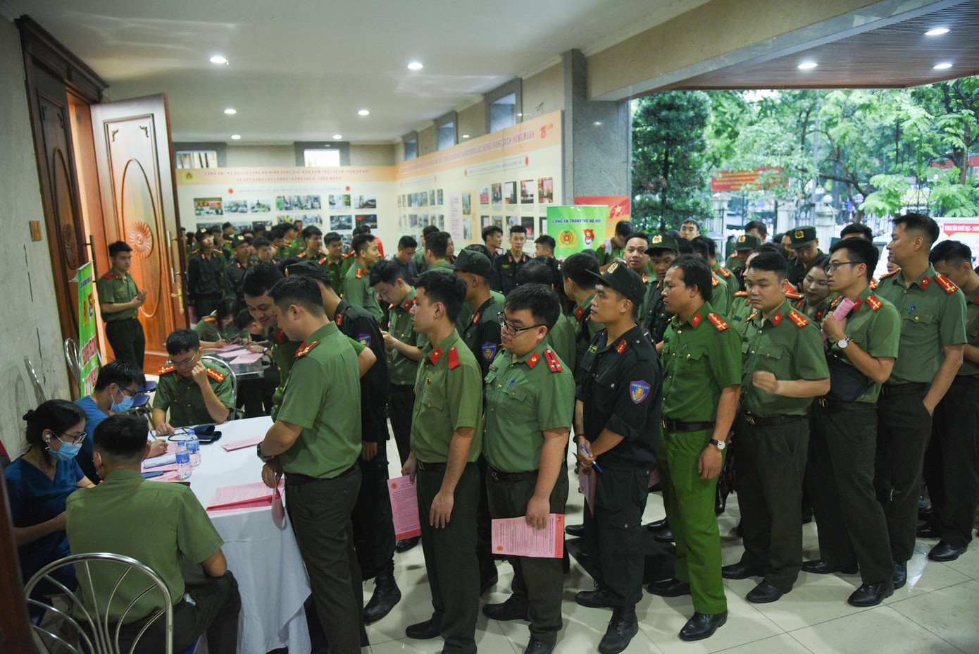 Đông đảo cán bộ, chiến sĩ công an tham gia ngày hội hiến máu.