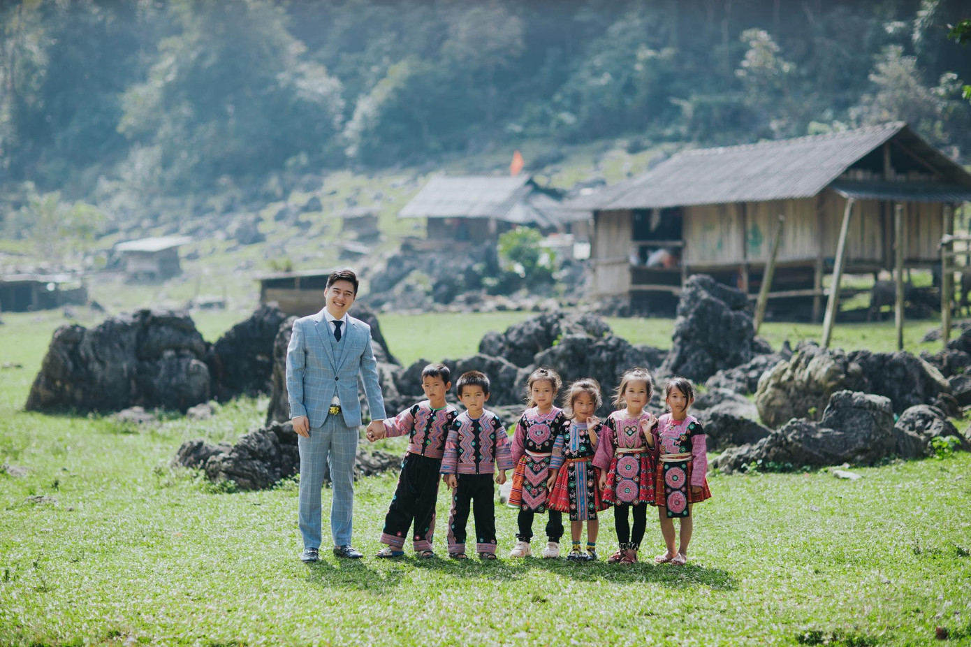 Thanh xuân của chàng trai gắn liền với những đứa trẻ nơi đây, vì vậy, trong sự kiện trọng đại của cuộc đời, Hải Anh cũng chọn bên những đứa trẻ, nở nụ cười hạnh phúc.