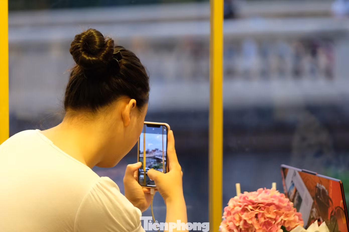 Bạn trẻ hứng thú săn khoảnh khắc đẹp của cầu Long Biên.