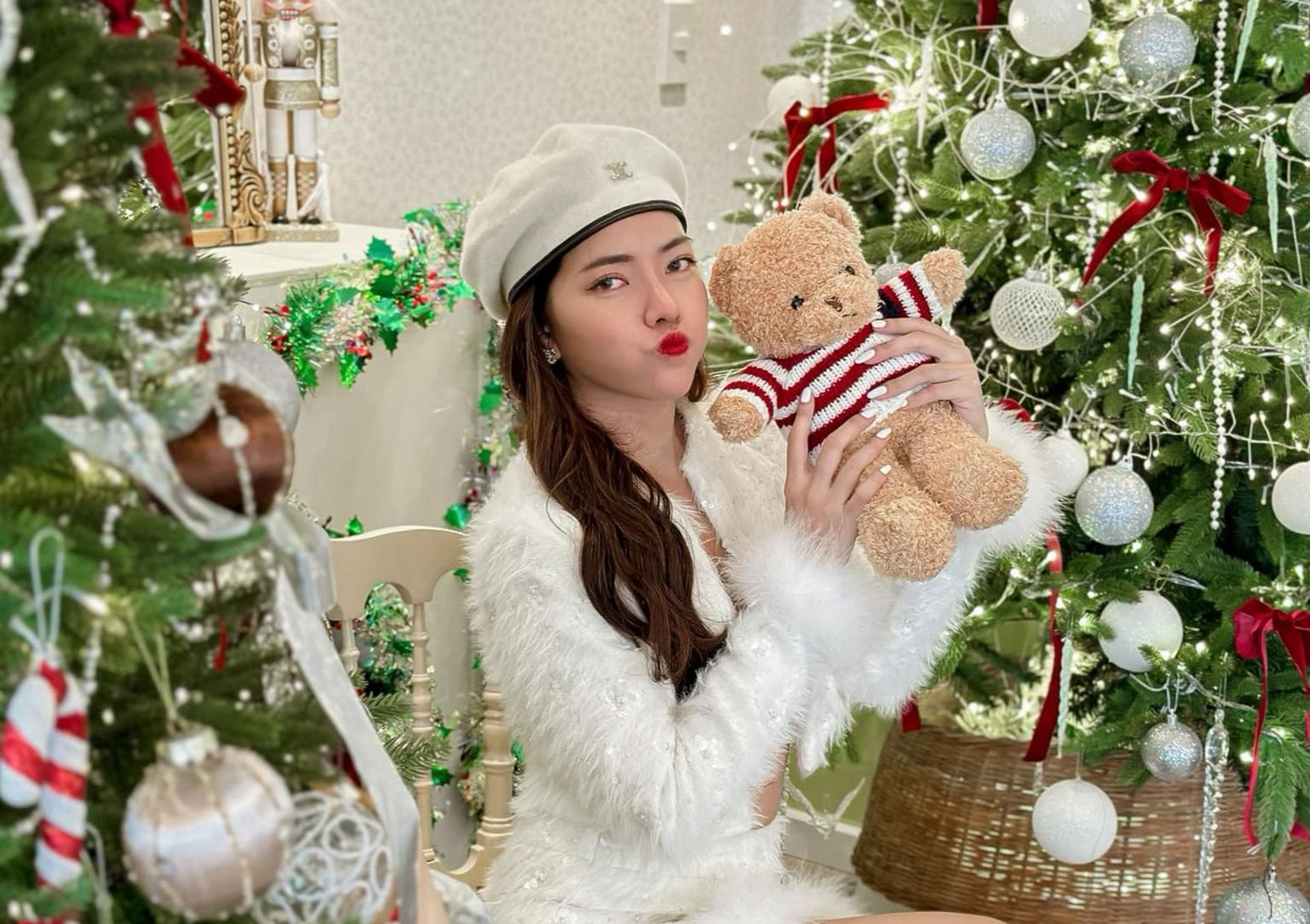 Thiếu nữ xinh đẹp chụp ảnh bên cây thông Noel. Thiếu nữ xinh đẹp chụp ảnh bên cây thông Noel.