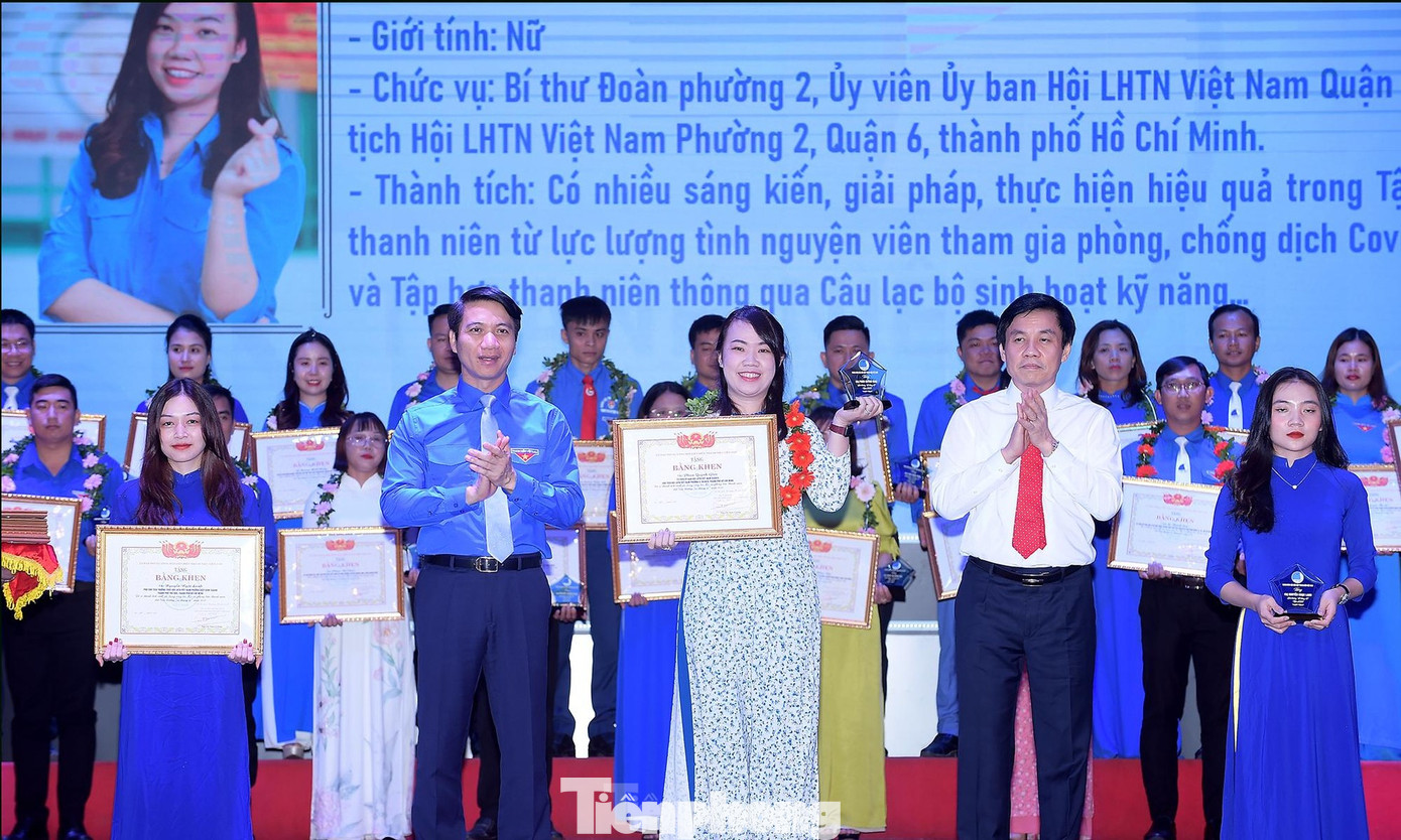 Ông Nguyễn Quang Trường và anh Nguyễn Ngọc Lương trao thưởng các gương nhận giải thưởng &quot;15 tháng 10&quot; năm 2022. Ảnh: Xuân Tùng